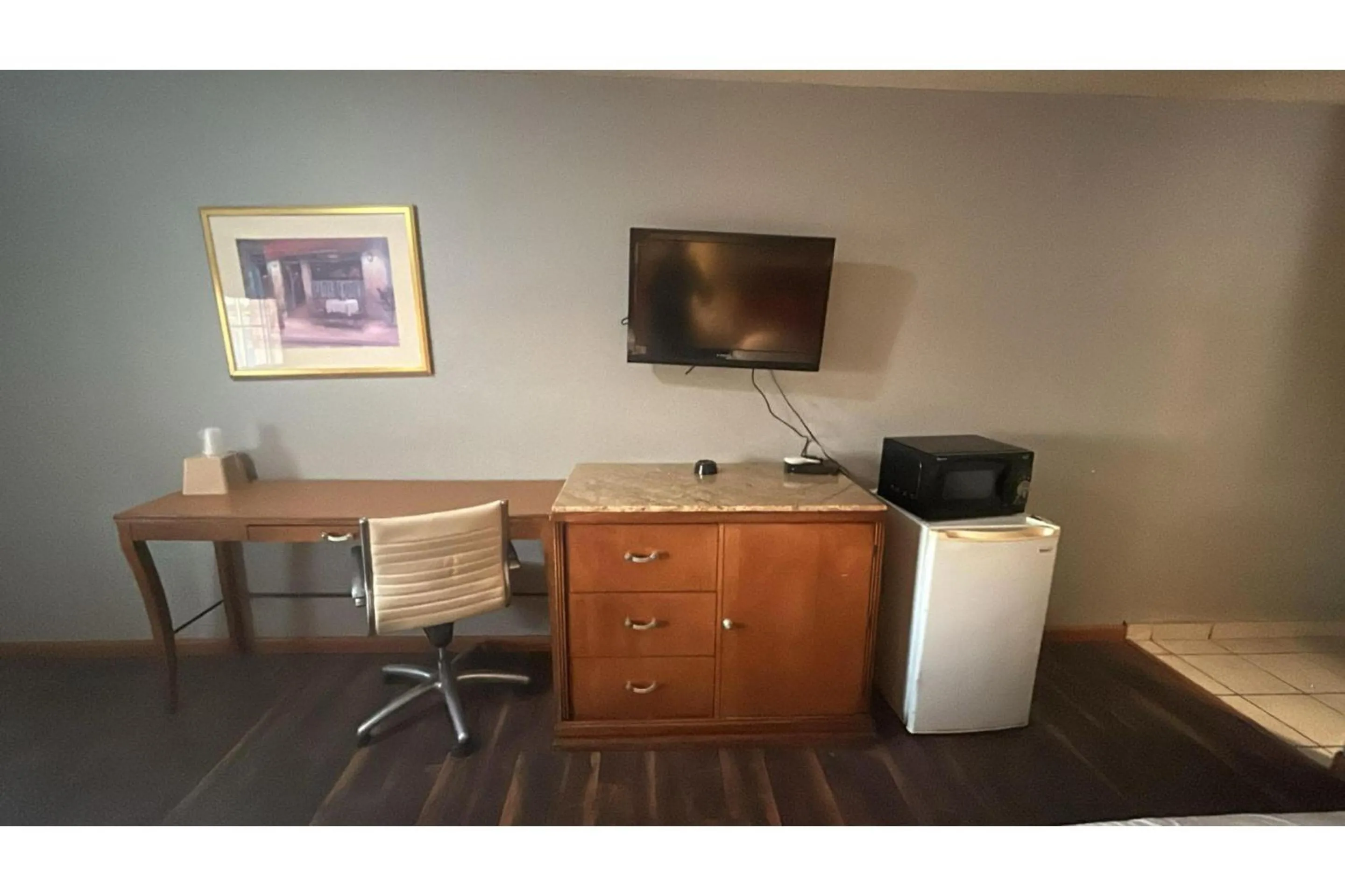 TV and multimedia in HiWay Inn Express Elk City Route 66