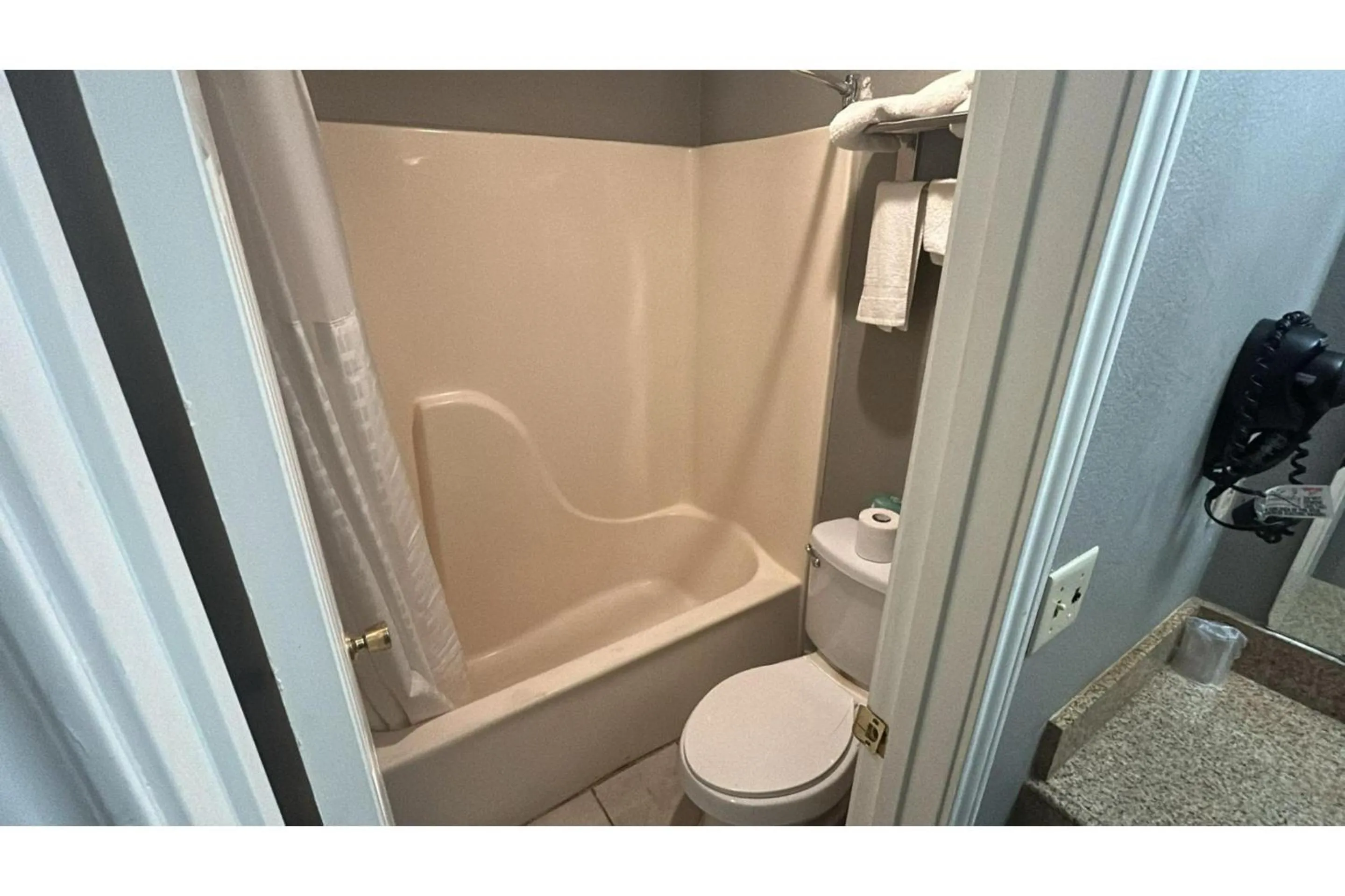 Bathroom in HiWay Inn Express Elk City Route 66