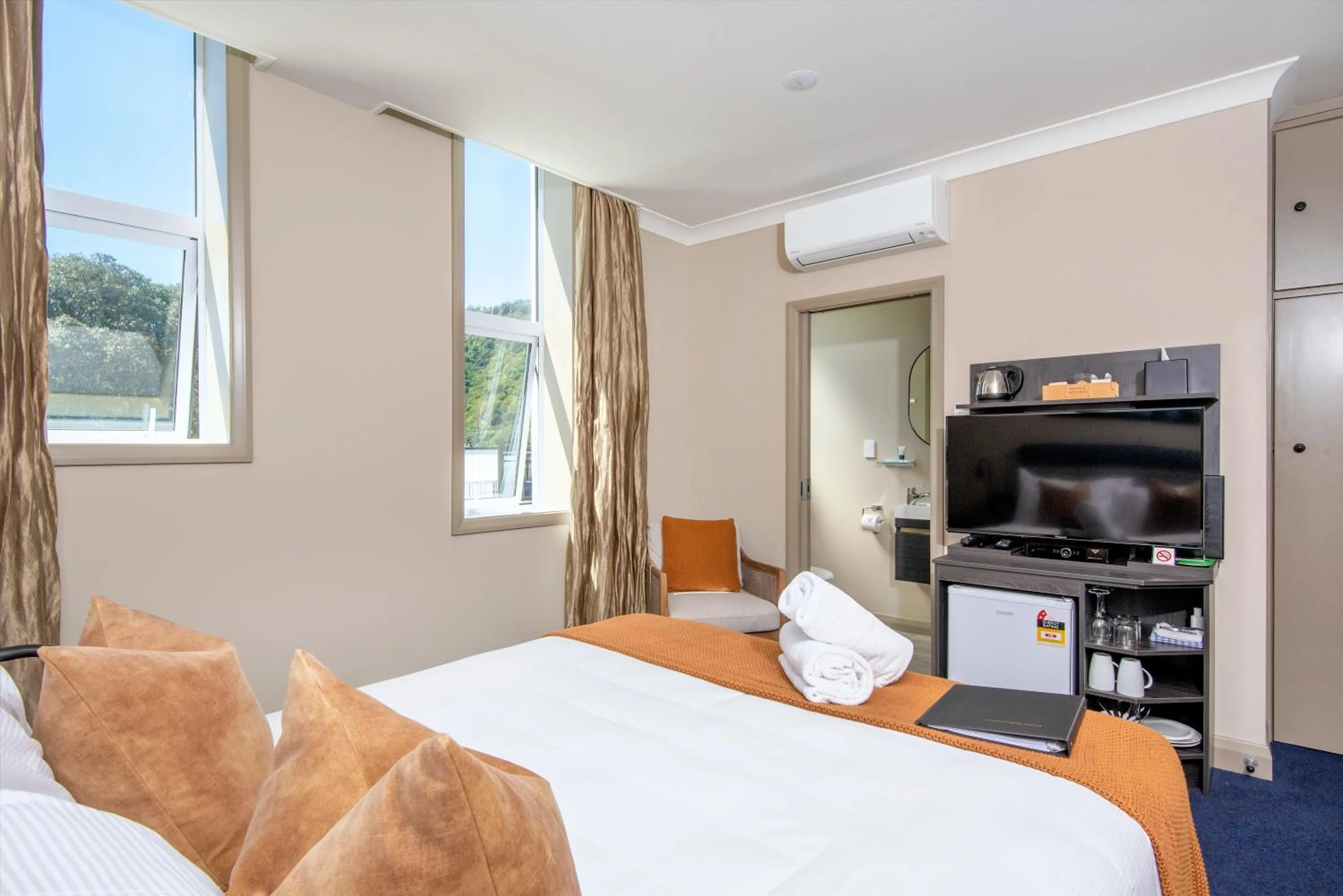 Bed in The Com Plex Motel