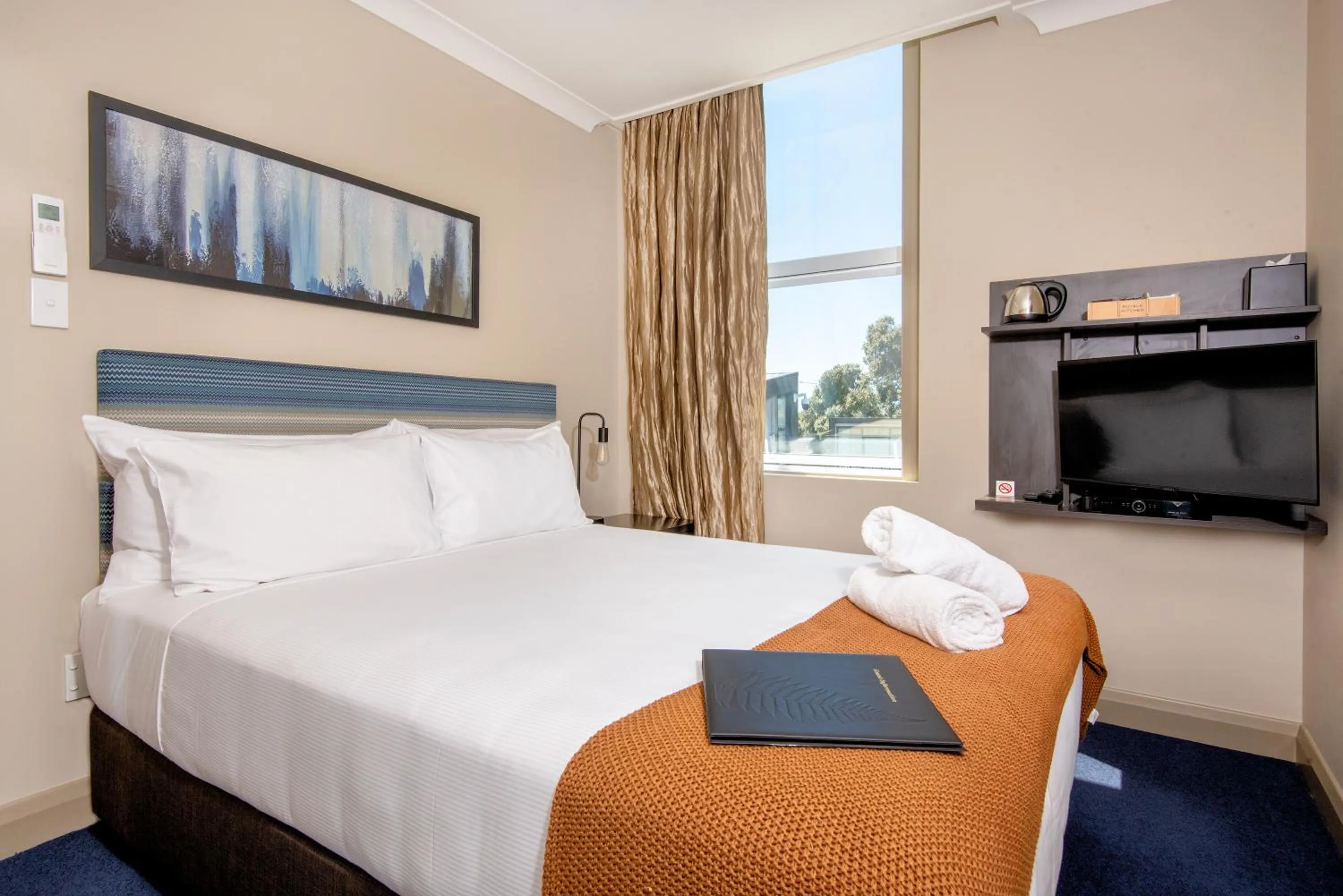 Bed in The Com Plex Motel