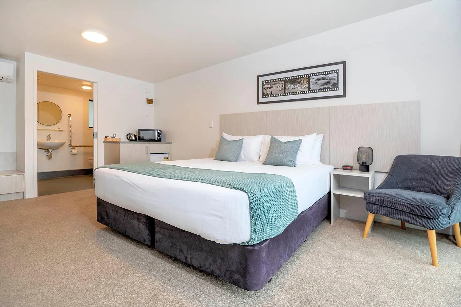 Bed in The Com Plex Motel