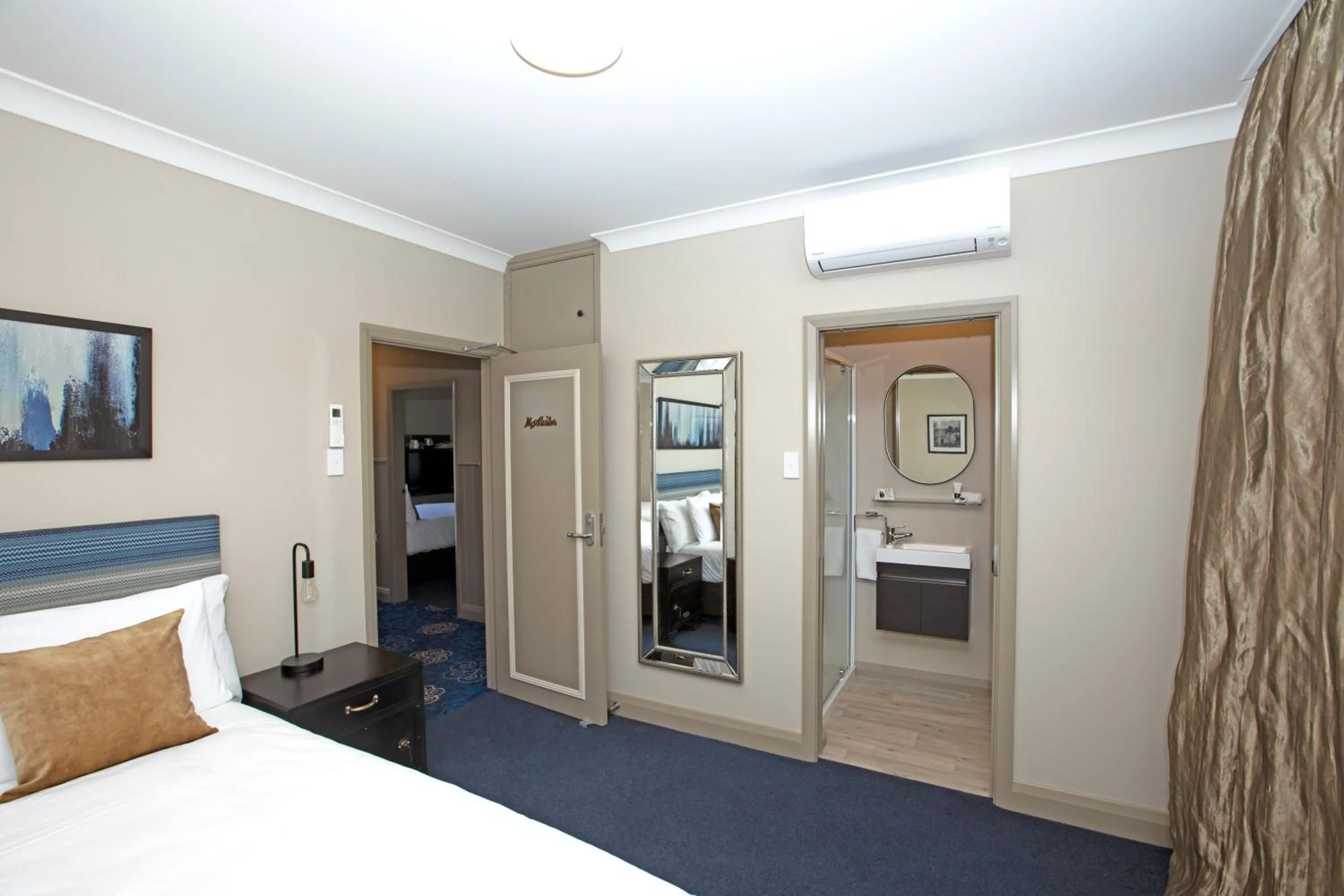 Bed in The Com Plex Motel