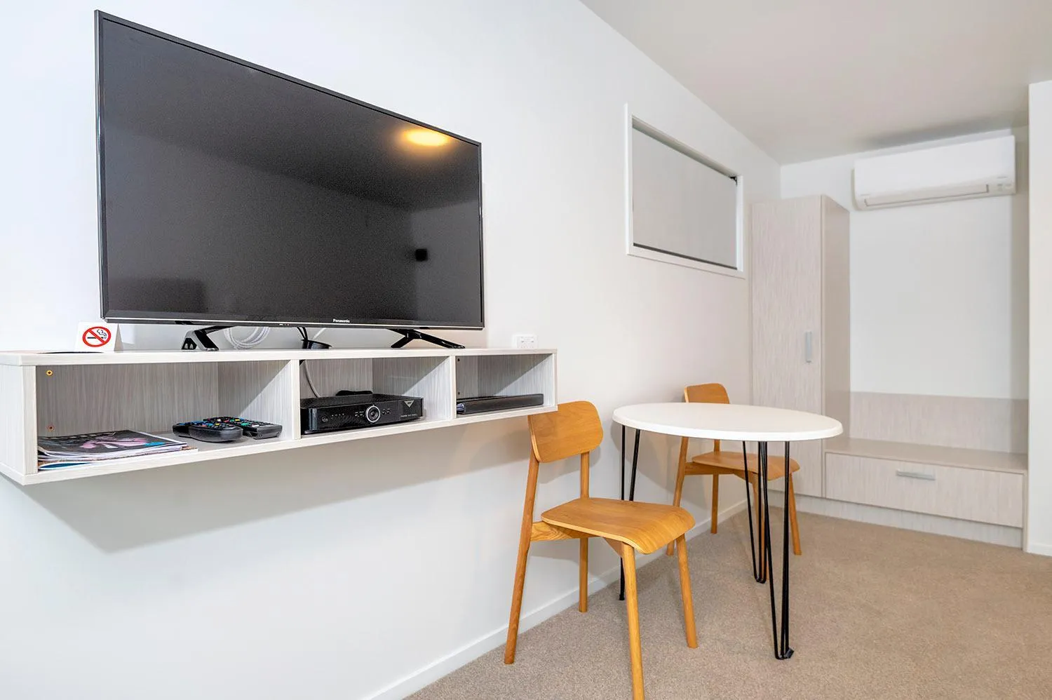 TV and multimedia in The Com Plex Motel