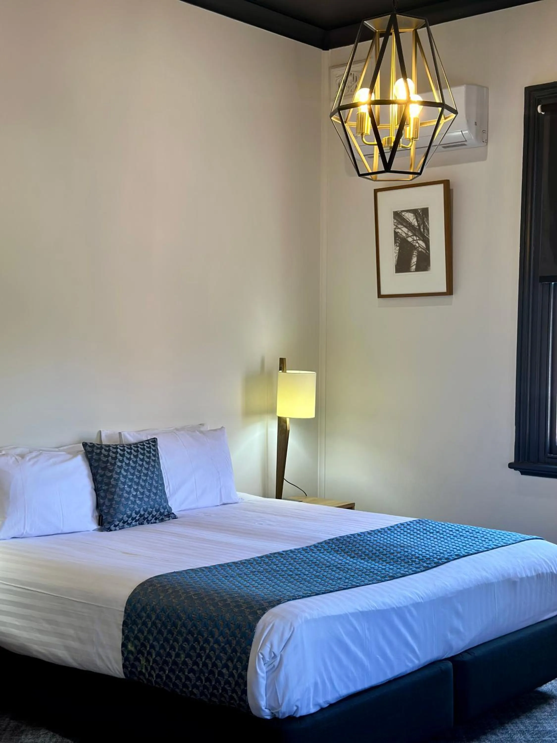 Bed in Romano's Hotel & Suites Wagga Wagga