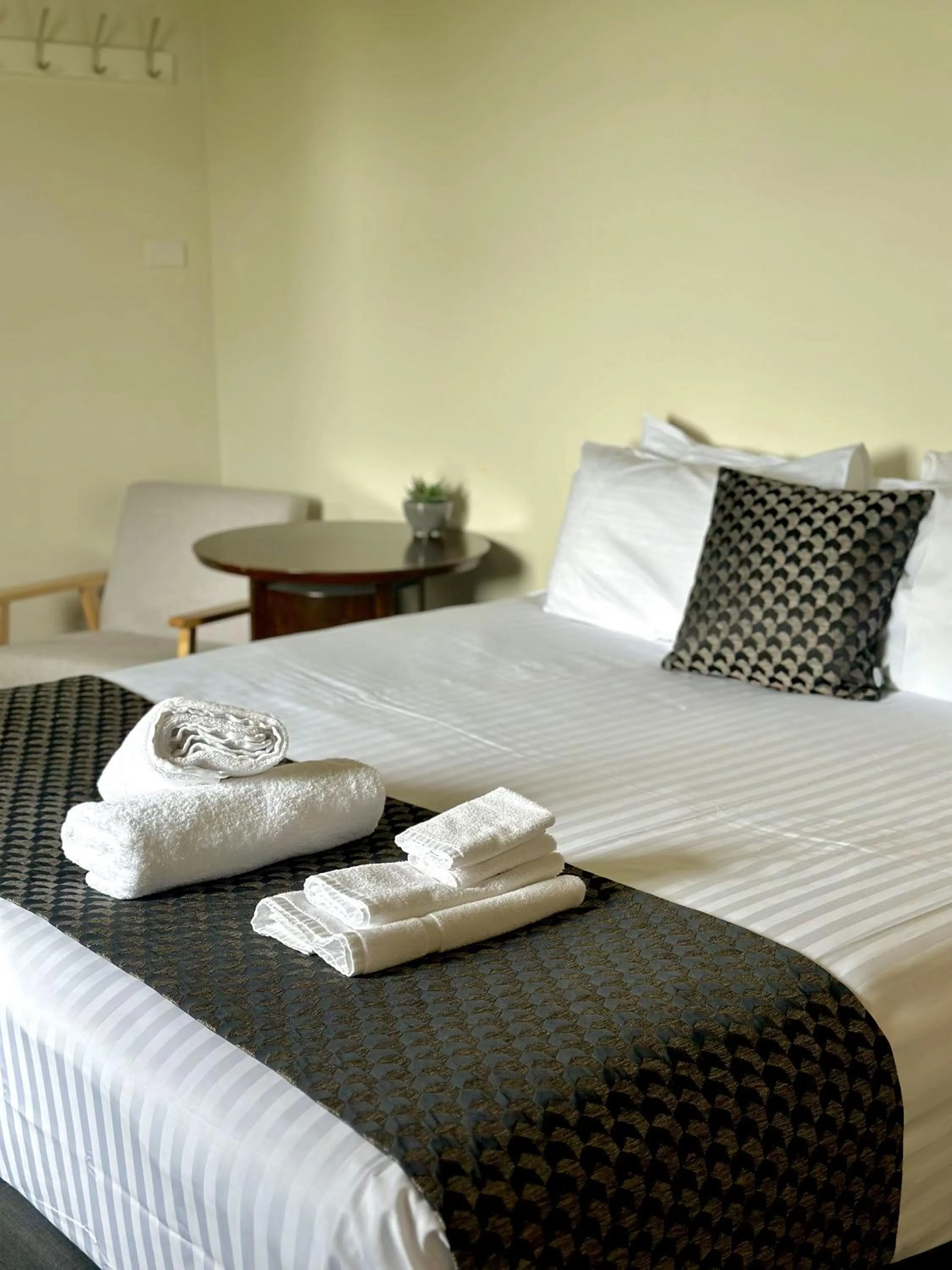 Bed in Romano's Hotel & Suites Wagga Wagga