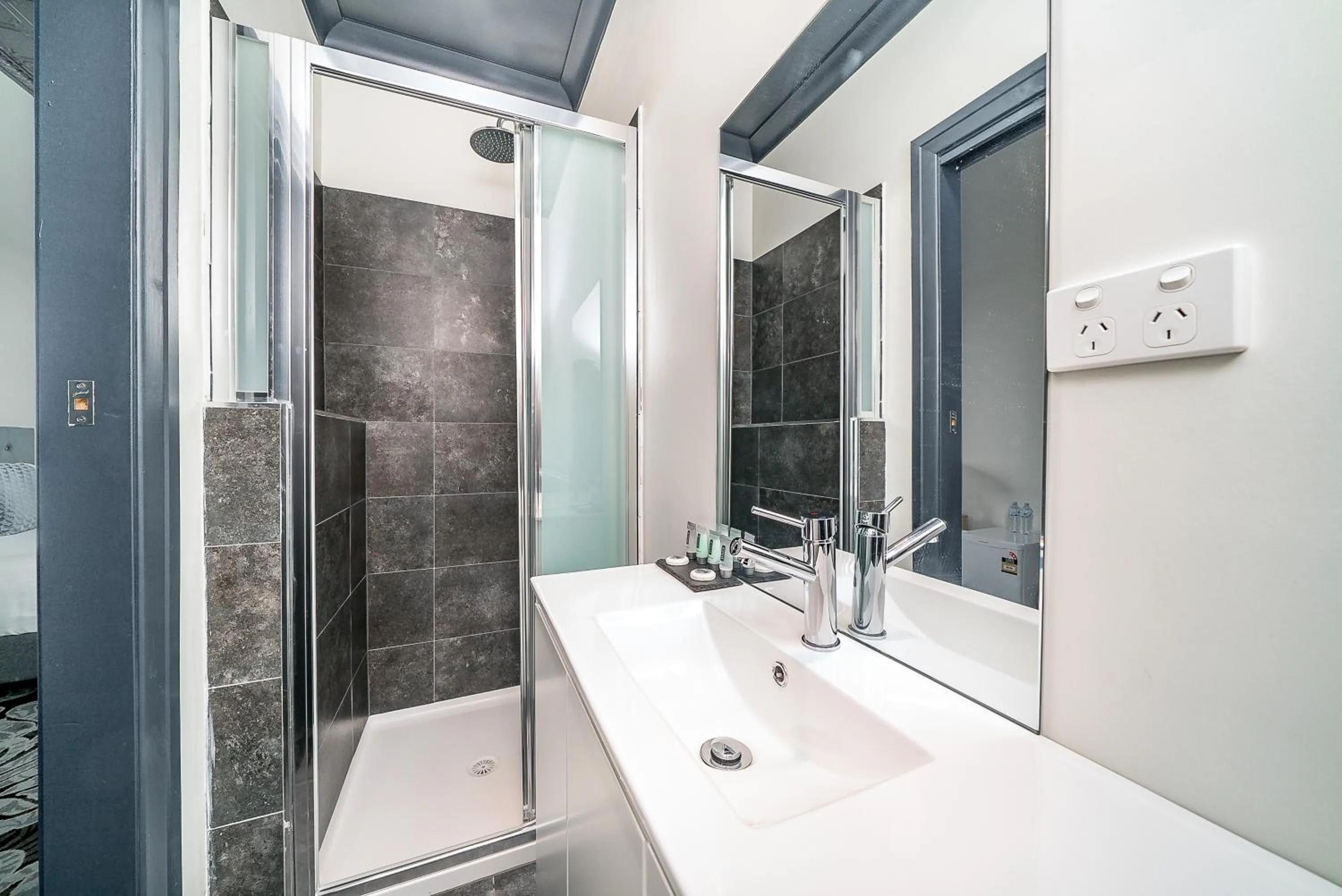 Shower in Romano's Hotel & Suites Wagga Wagga