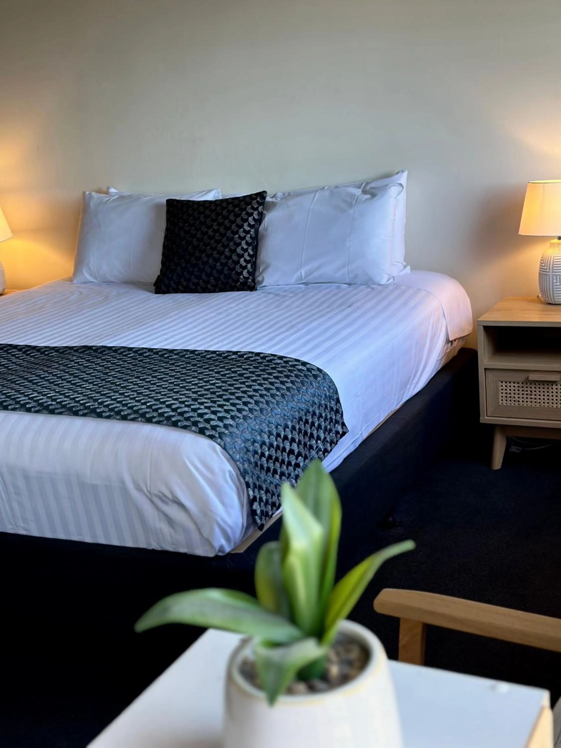 Bed in Romano's Hotel & Suites Wagga Wagga