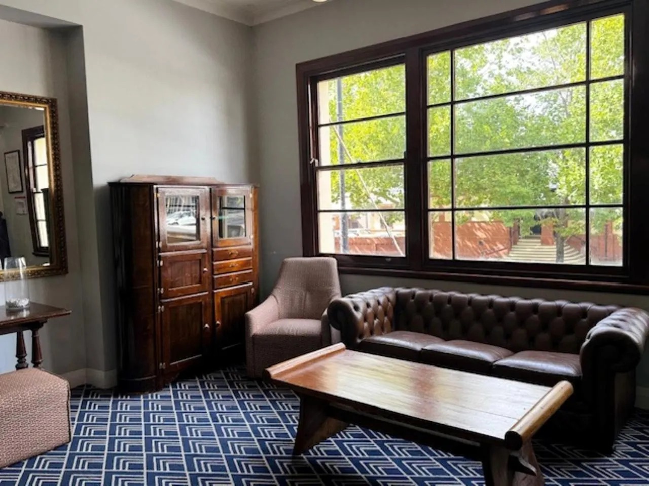 Seating area in Romano's Hotel & Suites Wagga Wagga
