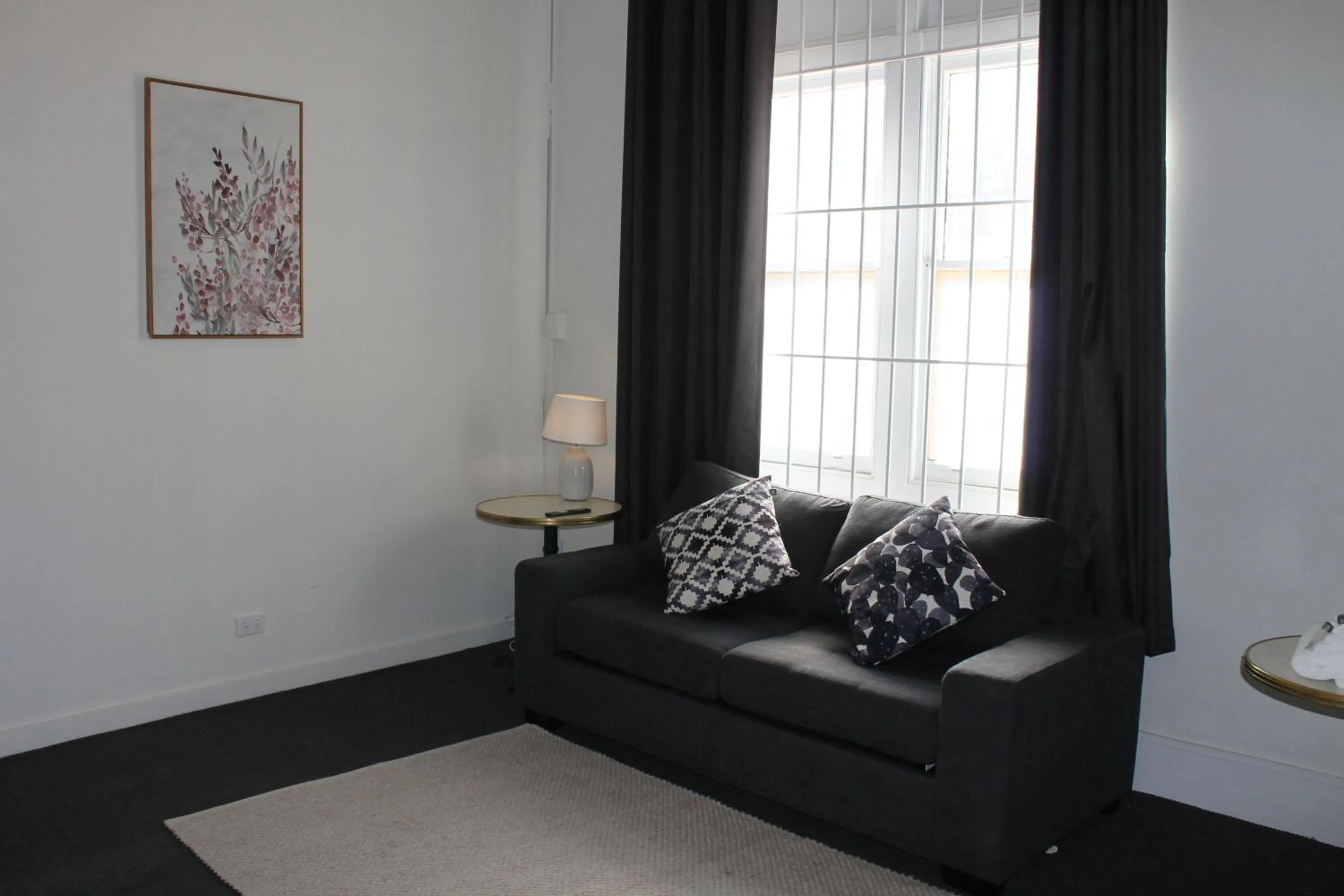 Living room in Romano's Hotel & Suites Wagga Wagga