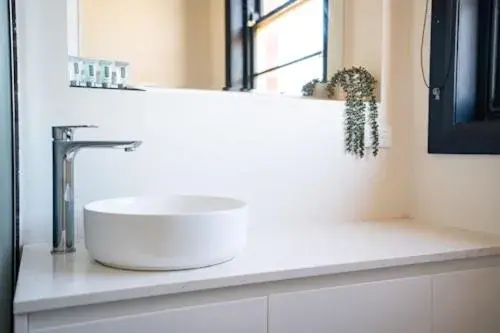 Deluxe Queen Suite in Romano's Hotel & Suites Wagga Wagga Deluxe Queen Suite in Romano's Hotel & Suites Wagga Wagga