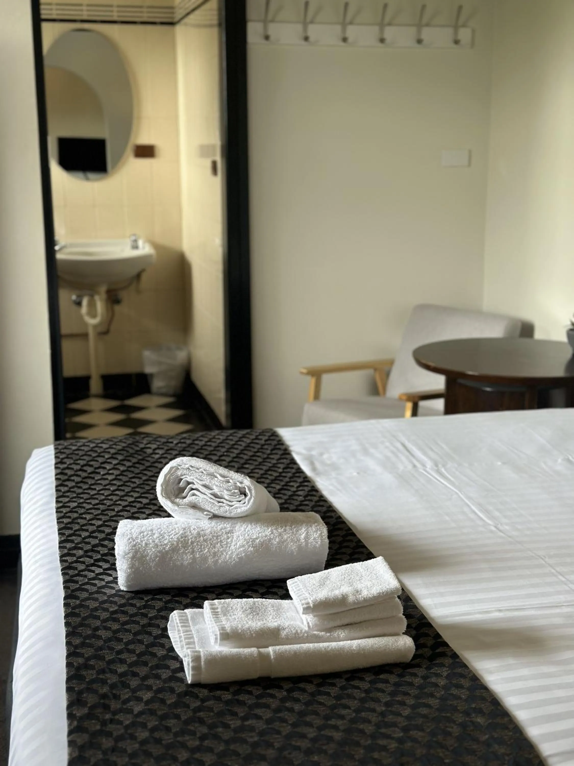 Bathroom, Bed in Romano's Hotel & Suites Wagga Wagga