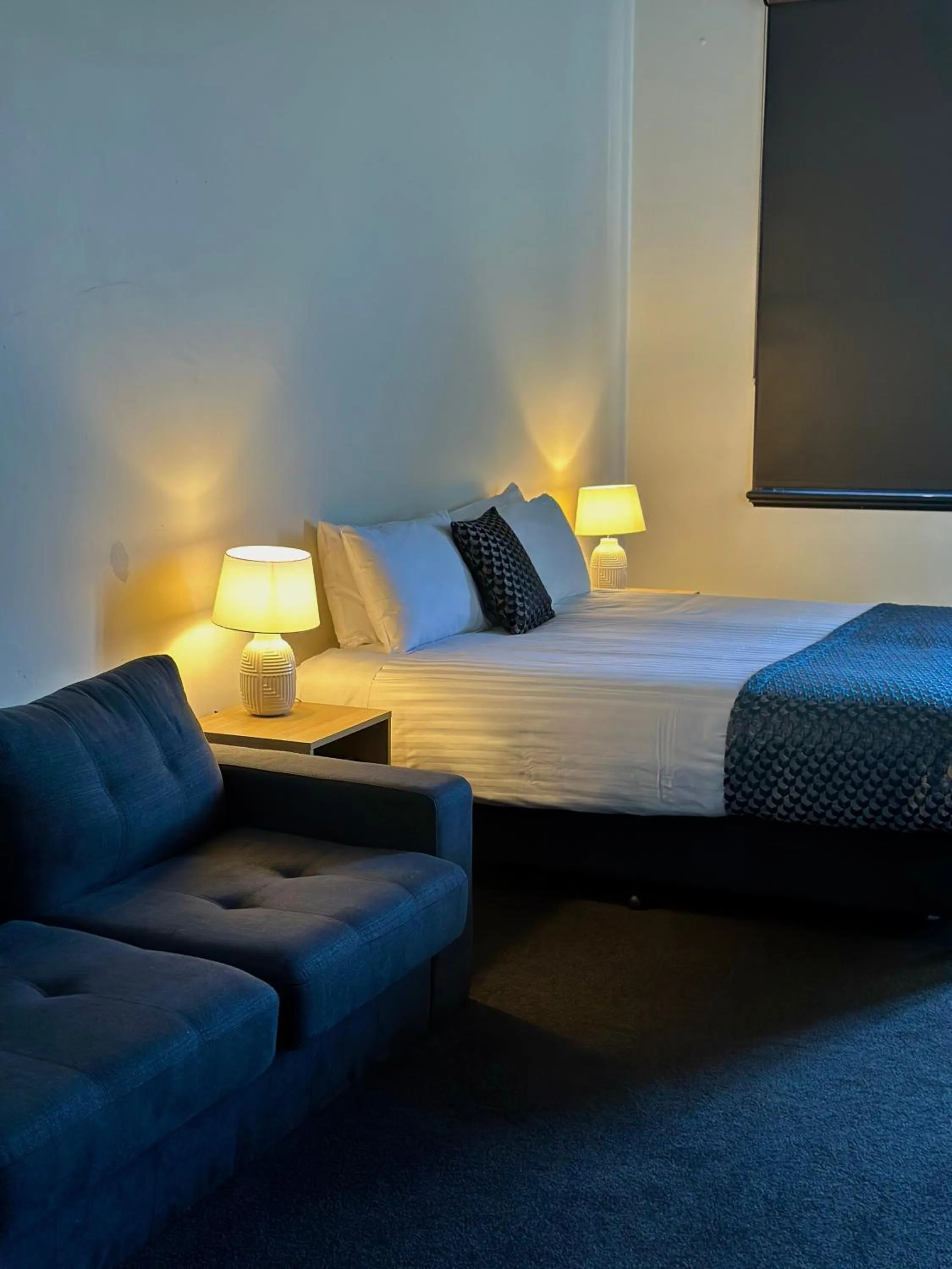 Bed in Romano's Hotel & Suites Wagga Wagga