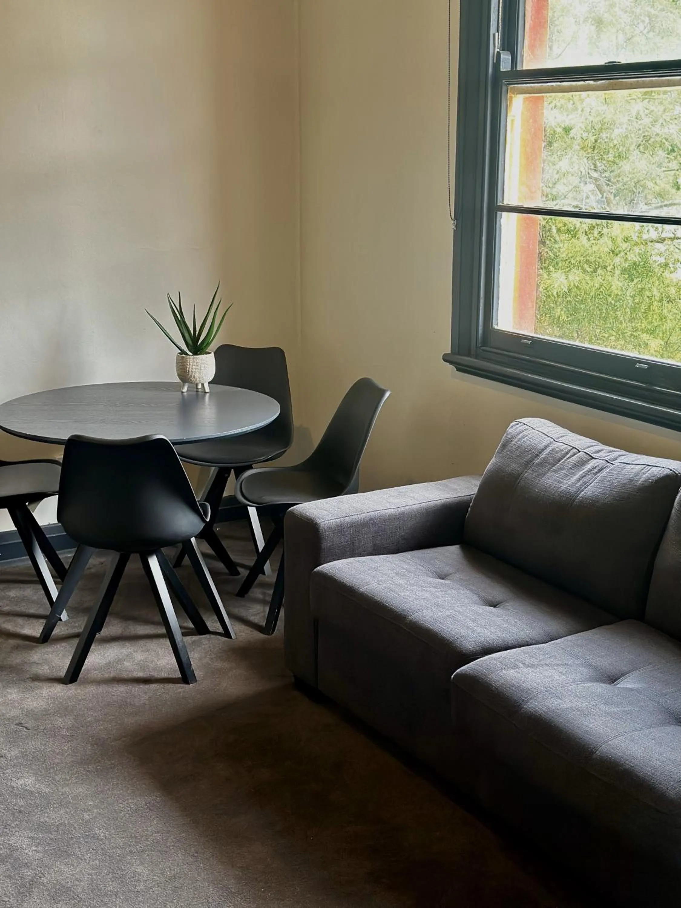 Living room in Romano's Hotel & Suites Wagga Wagga