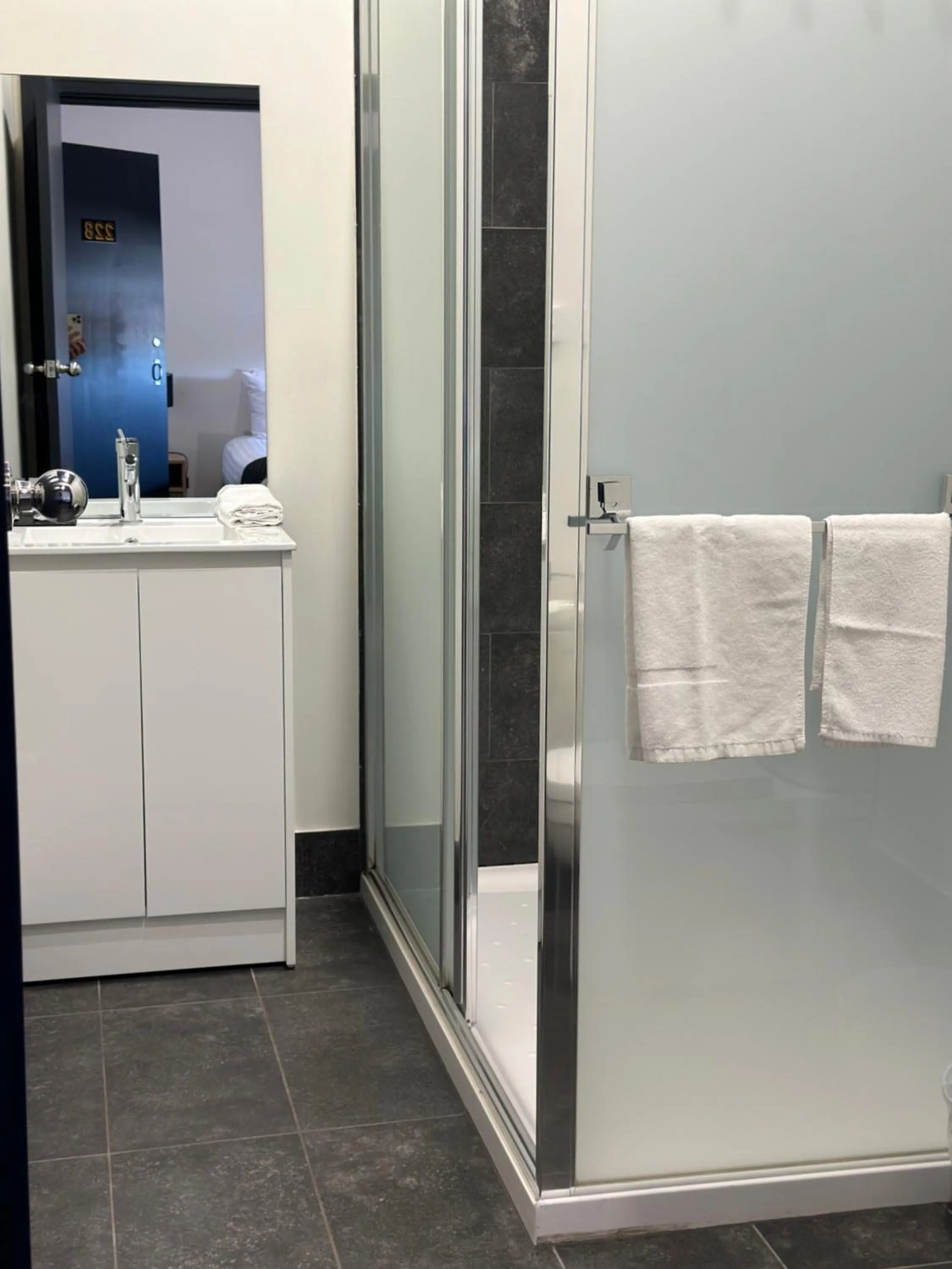 Bathroom in Romano's Hotel & Suites Wagga Wagga