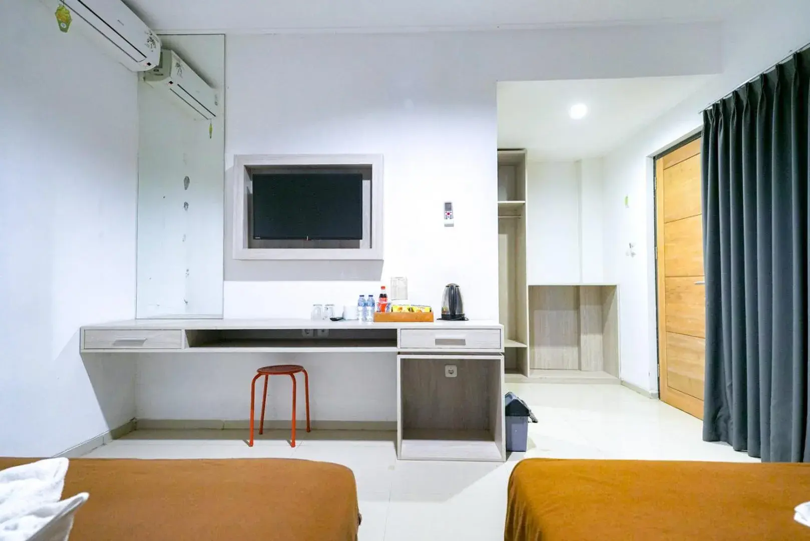 Superior Twin Room in Urbanview Pecatu Residence Bali by RedDoorz Superior Twin Room in Urbanview Pecatu Residence Bali by RedDoorz