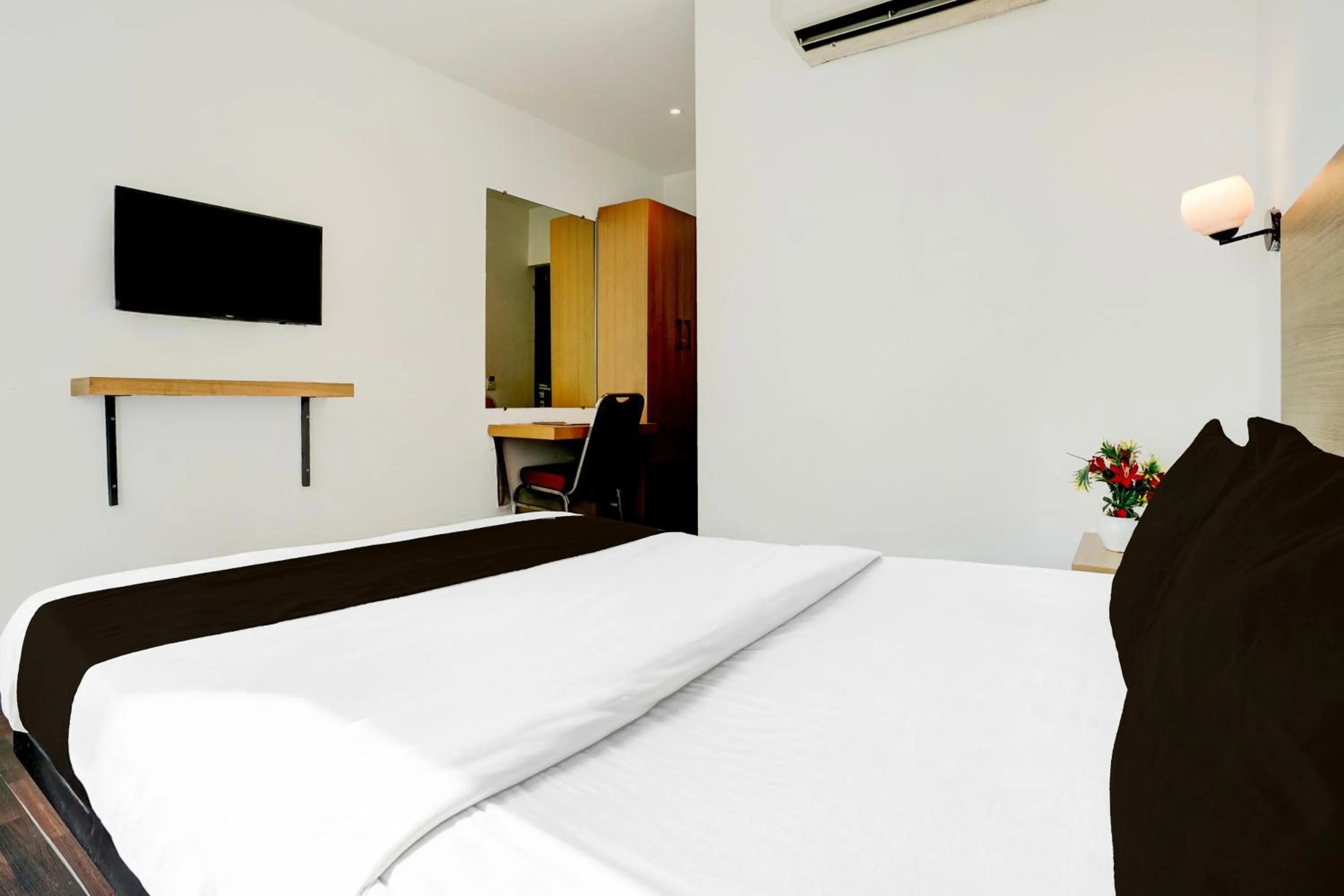 Bedroom, Bed in Super Townhouse PBG Mall Vashi