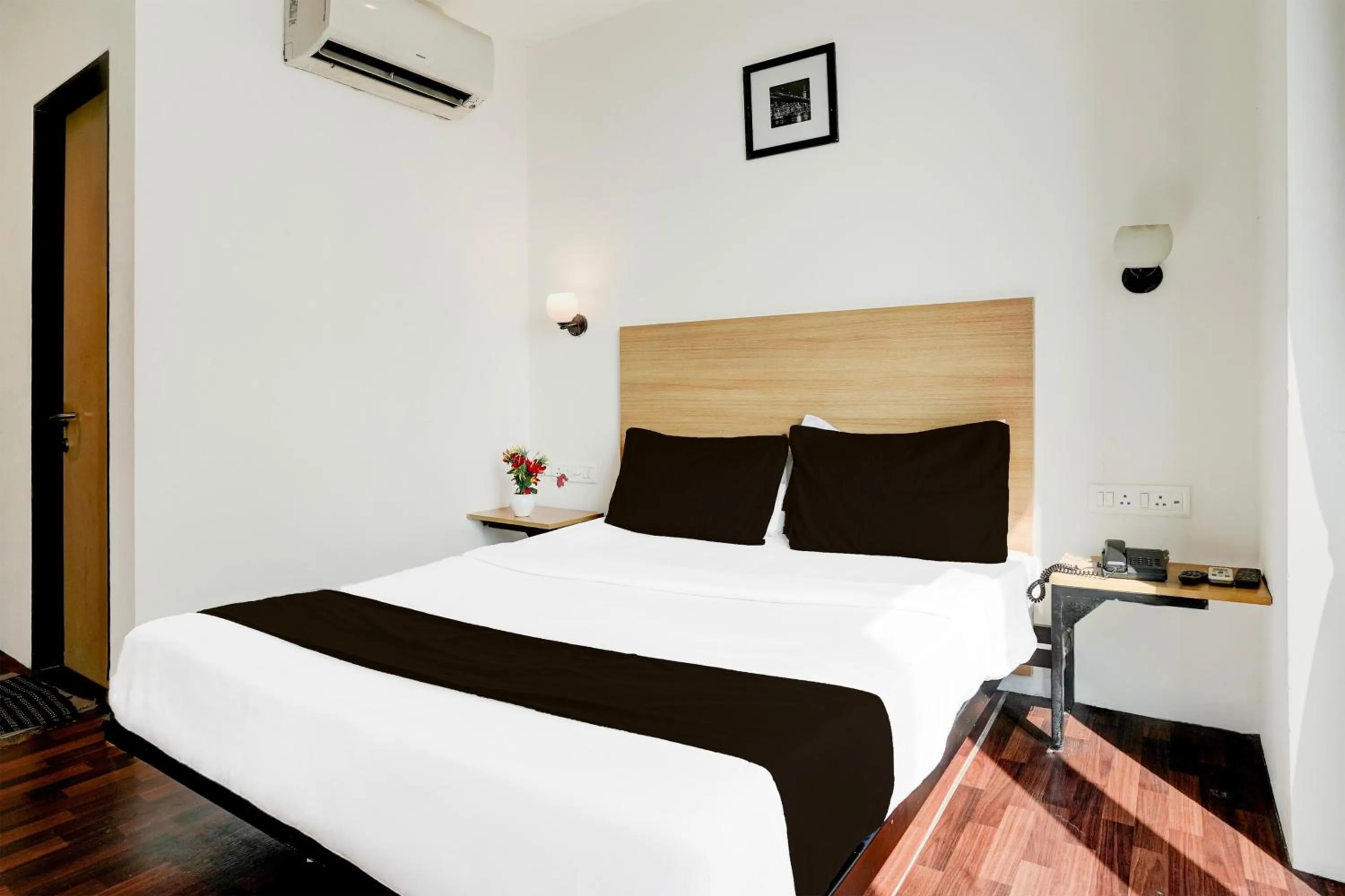 Bedroom, Bed in Super Townhouse PBG Mall Vashi