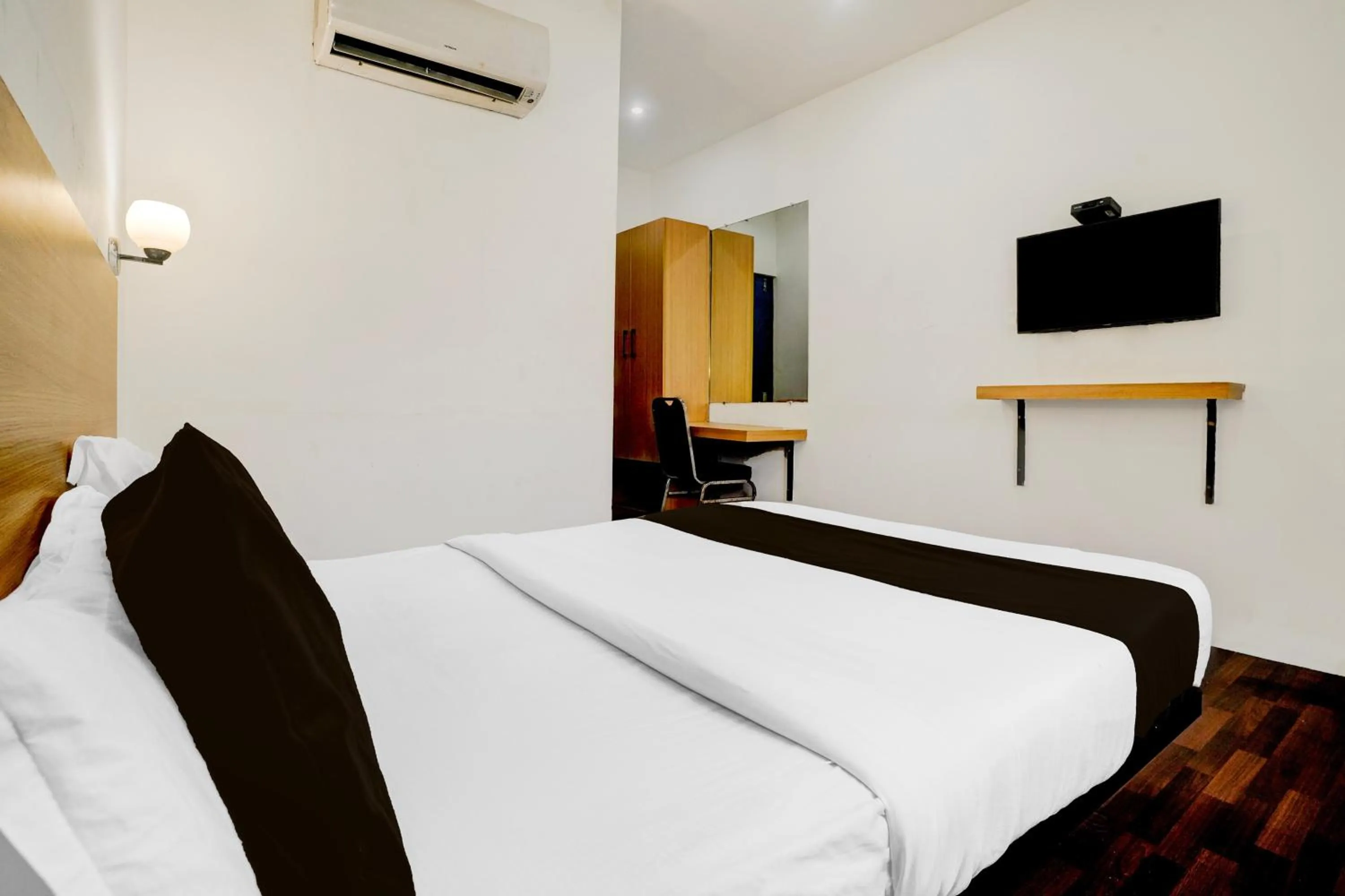 Bedroom, Bed in Super Townhouse PBG Mall Vashi