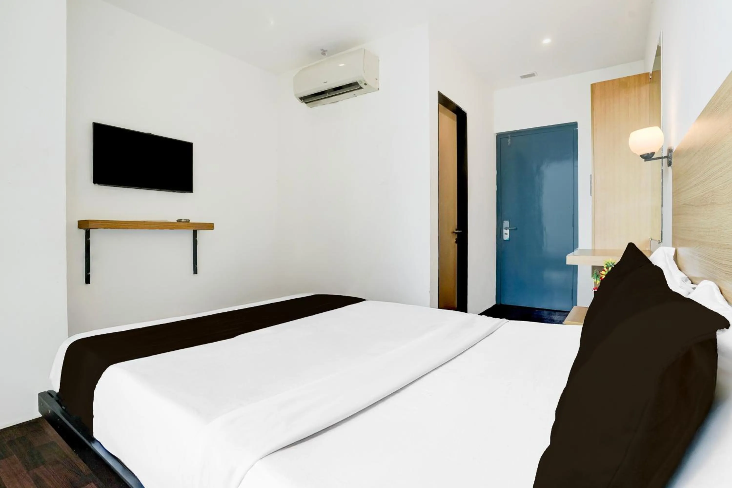 Bedroom, Bed in Super Townhouse PBG Mall Vashi