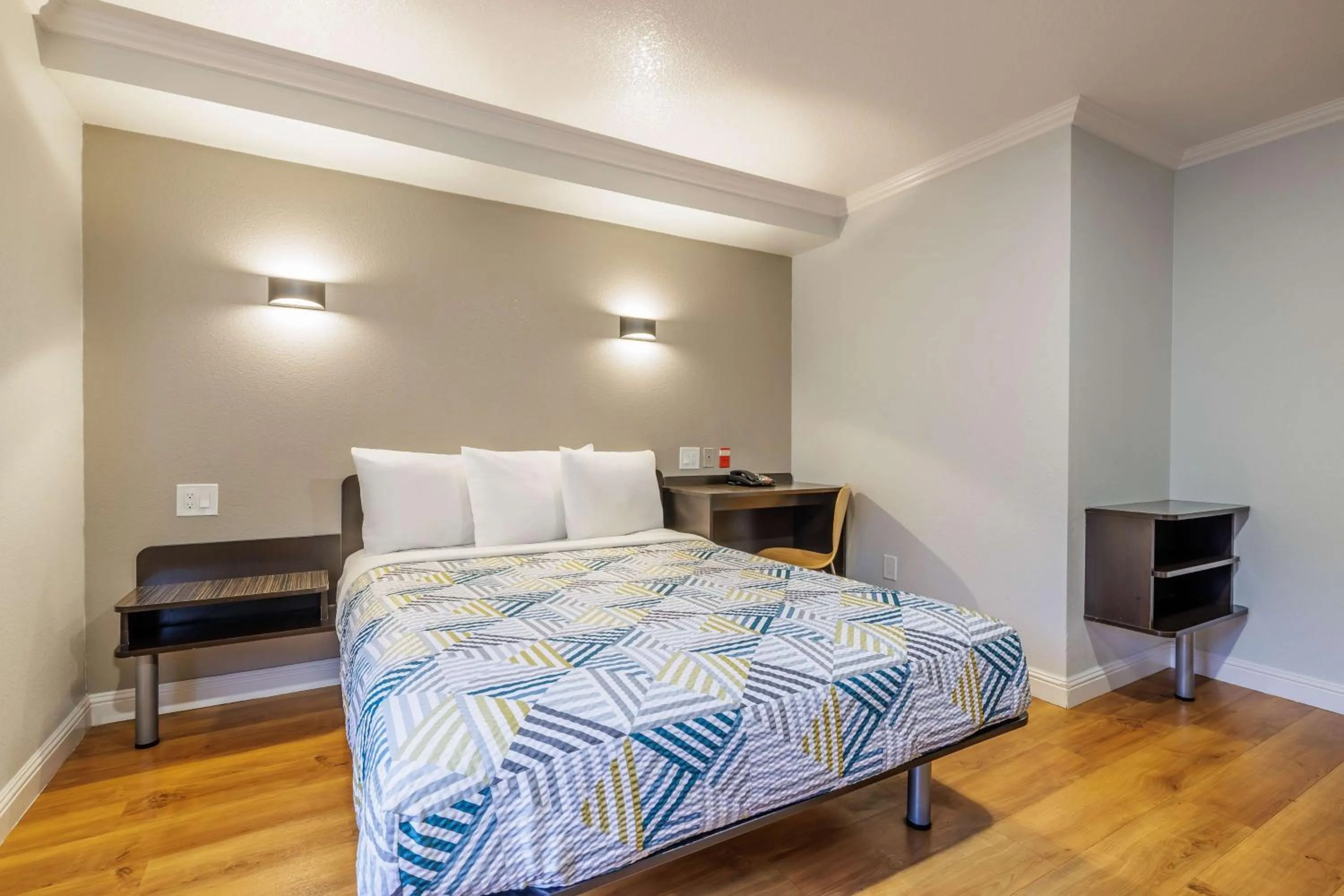 Bedroom, Bed in Motel 6-Auburn, CA