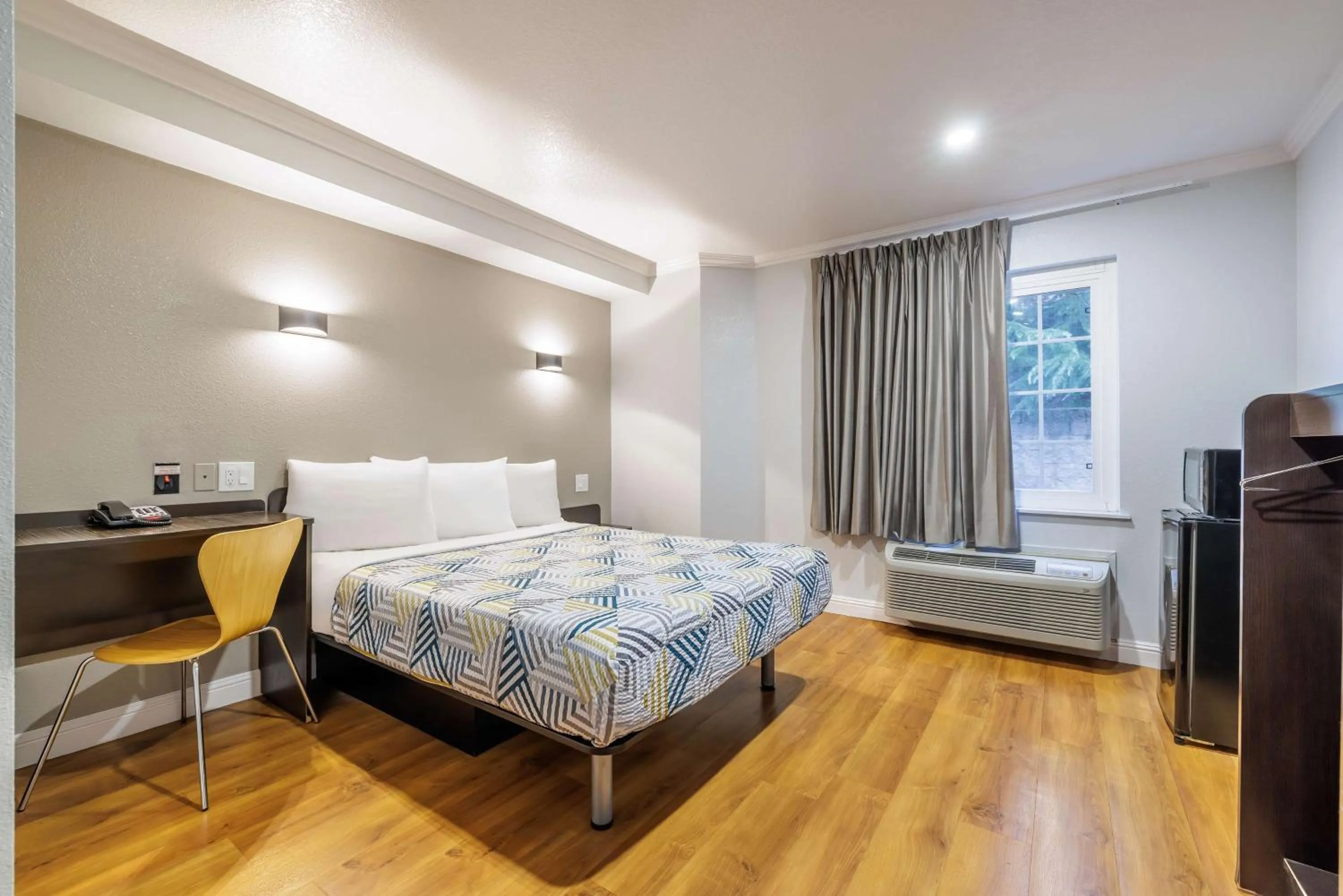 Bedroom, Bed in Motel 6-Auburn, CA