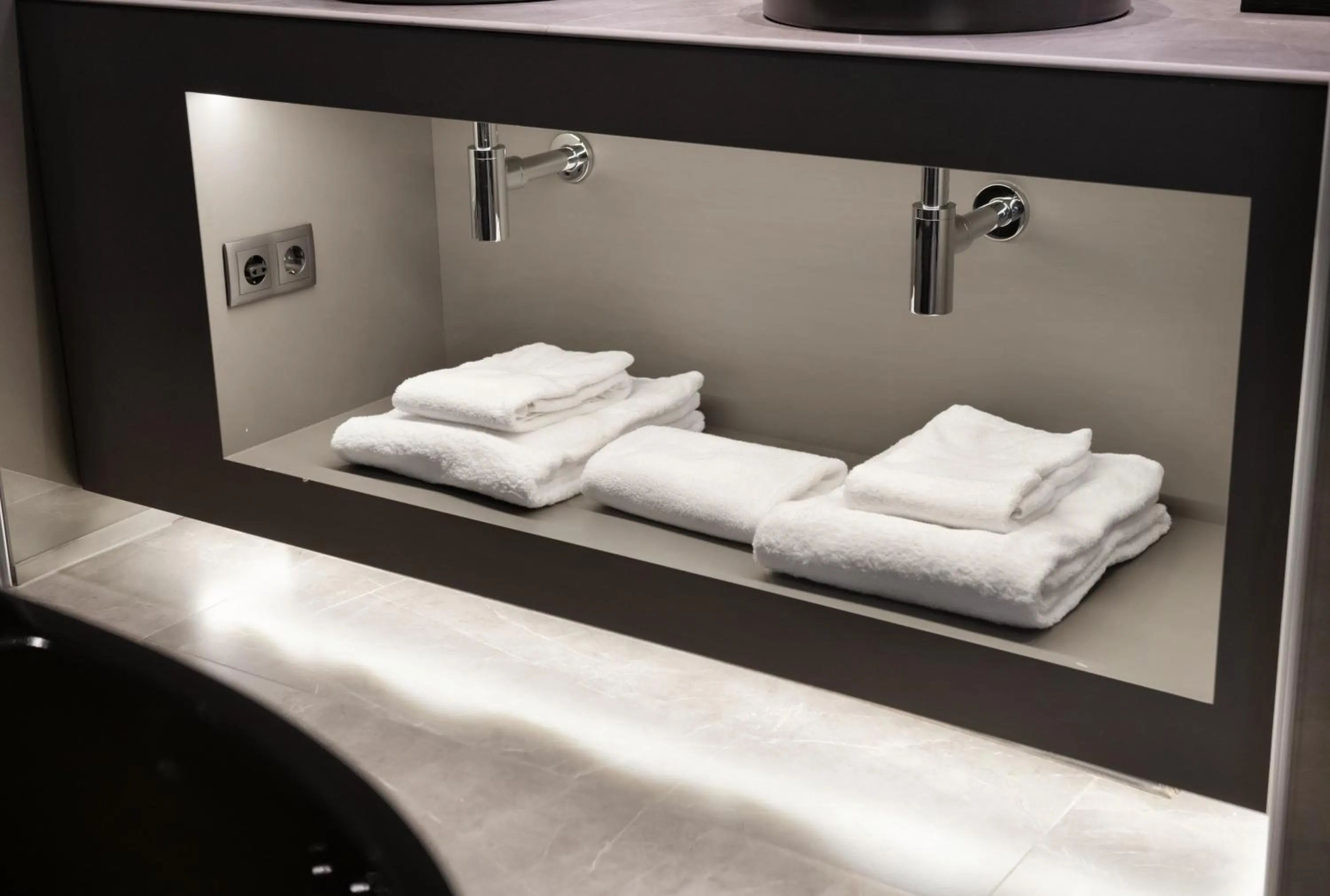 Bathroom, Bed in Hilton Porto Gaia