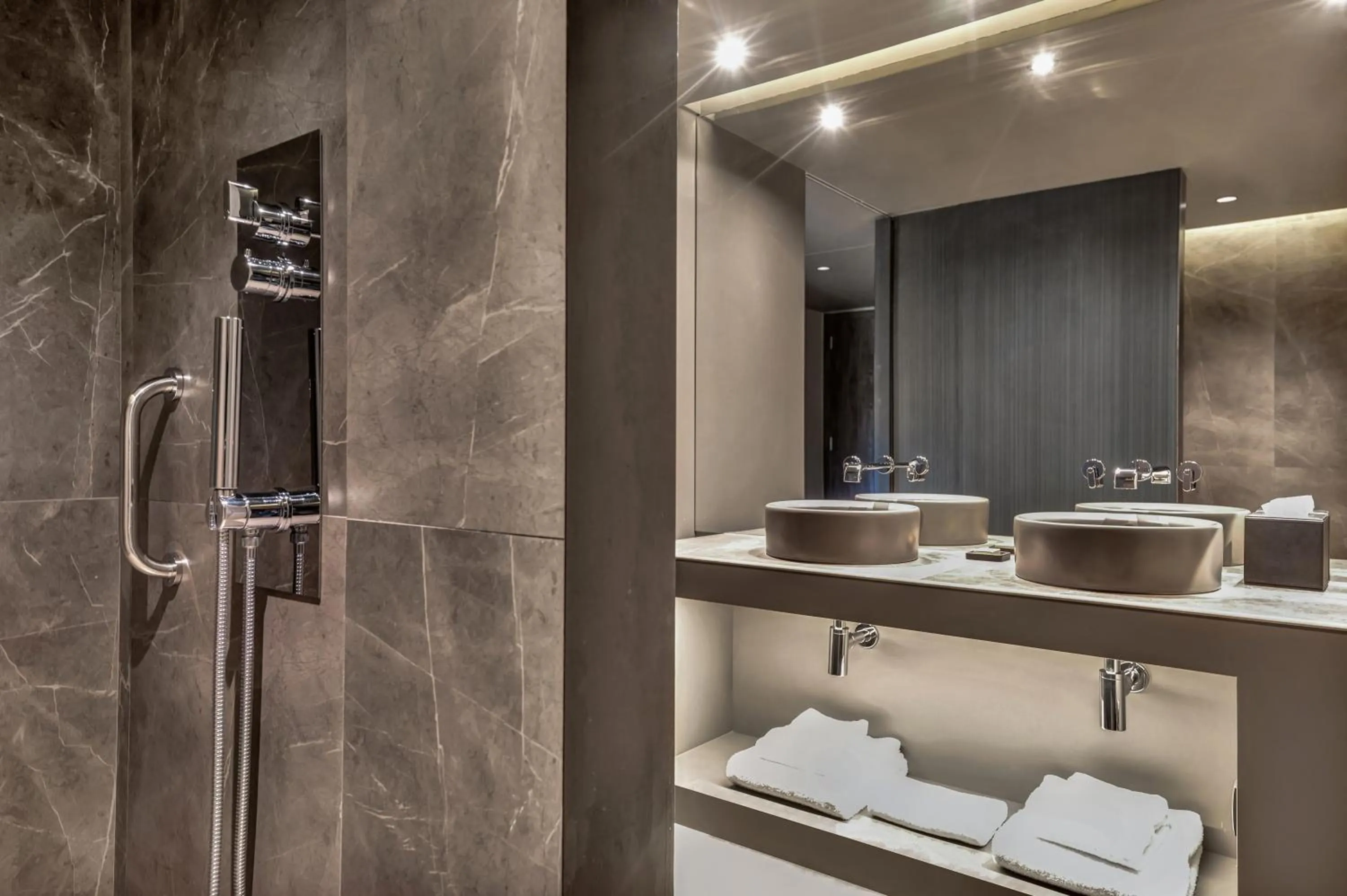 Toilet in Hilton Porto Gaia