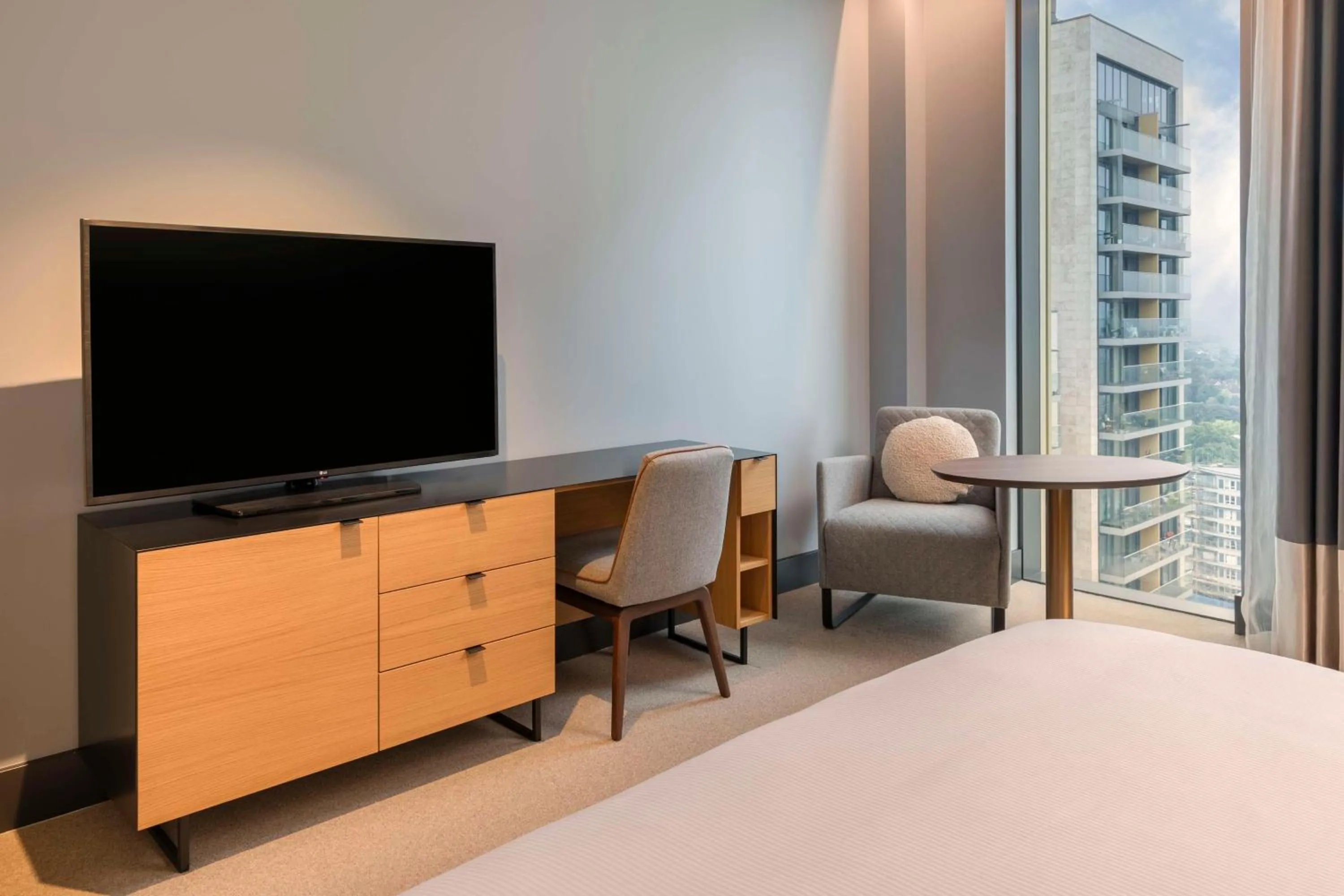 TV and multimedia, Bed in Hilton Woking