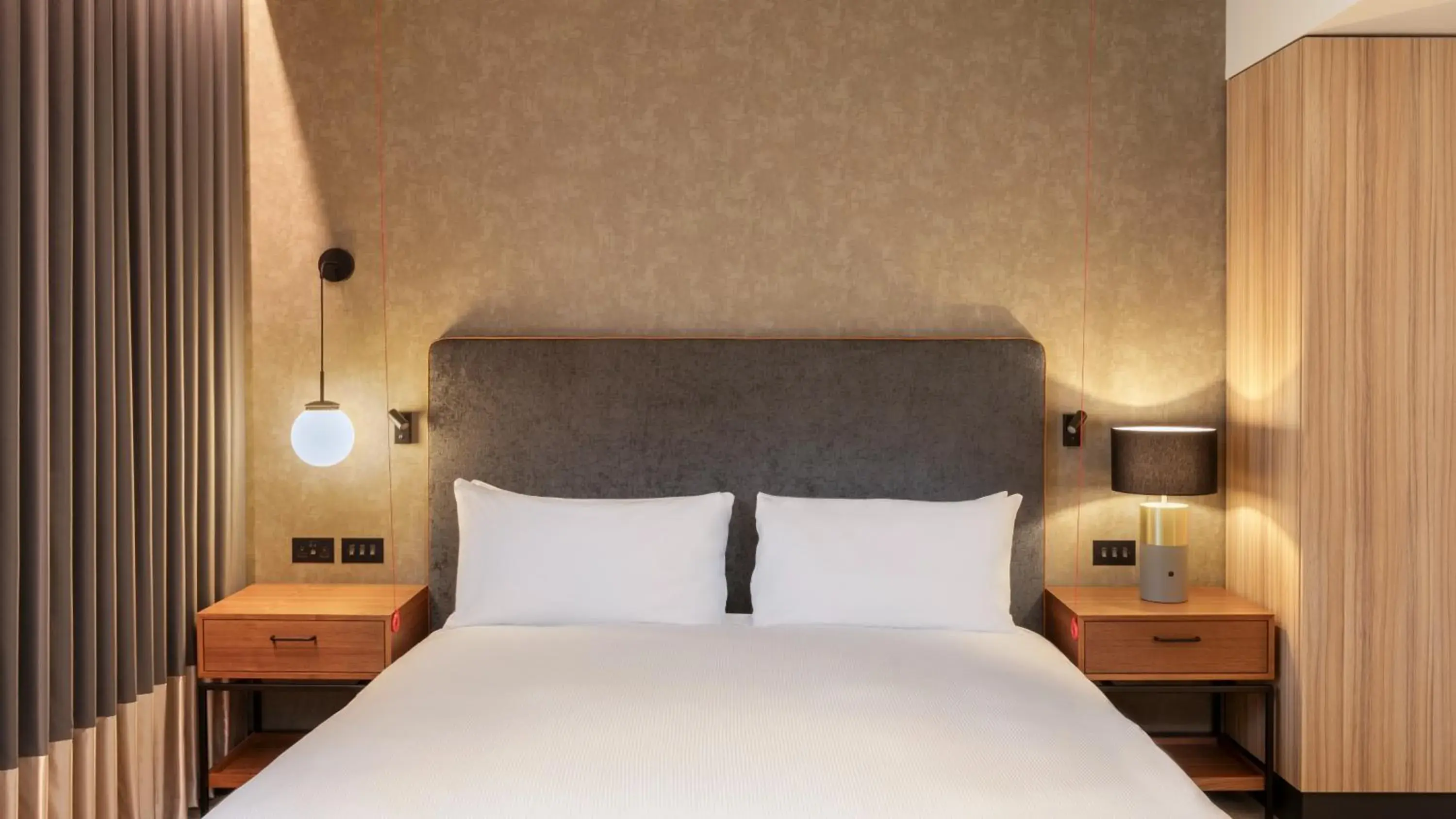 Deluxe King Room in Hilton Woking Deluxe King Room in Hilton Woking