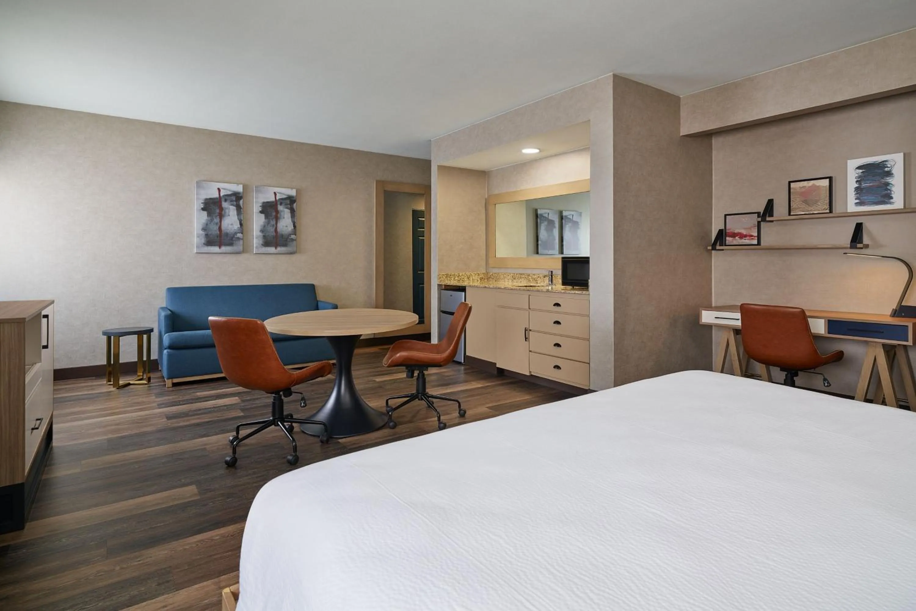 Photo of the whole room, Bed in Four Points by Sheraton Salt Lake City Airport