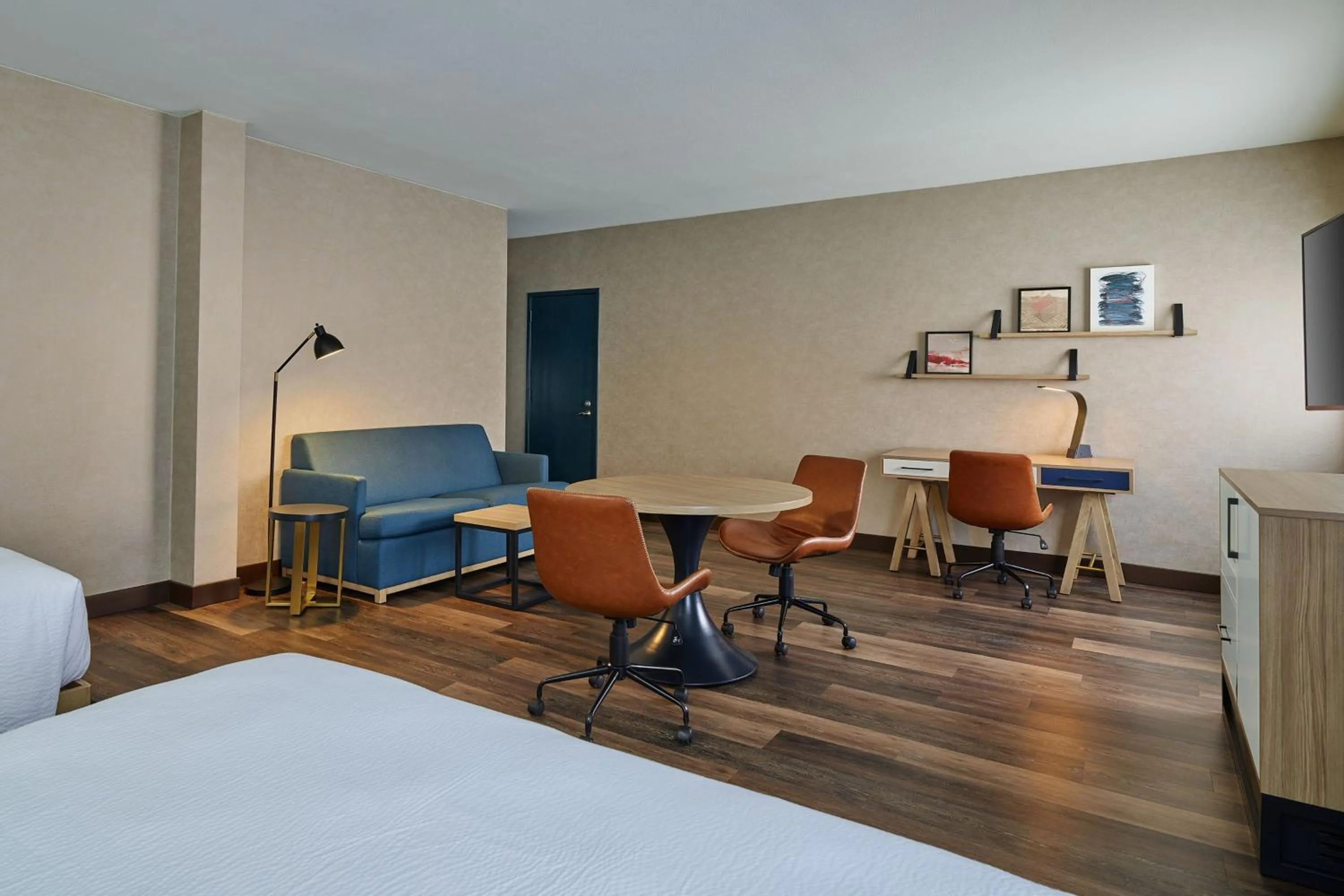 Photo of the whole room, Bed in Four Points by Sheraton Salt Lake City Airport