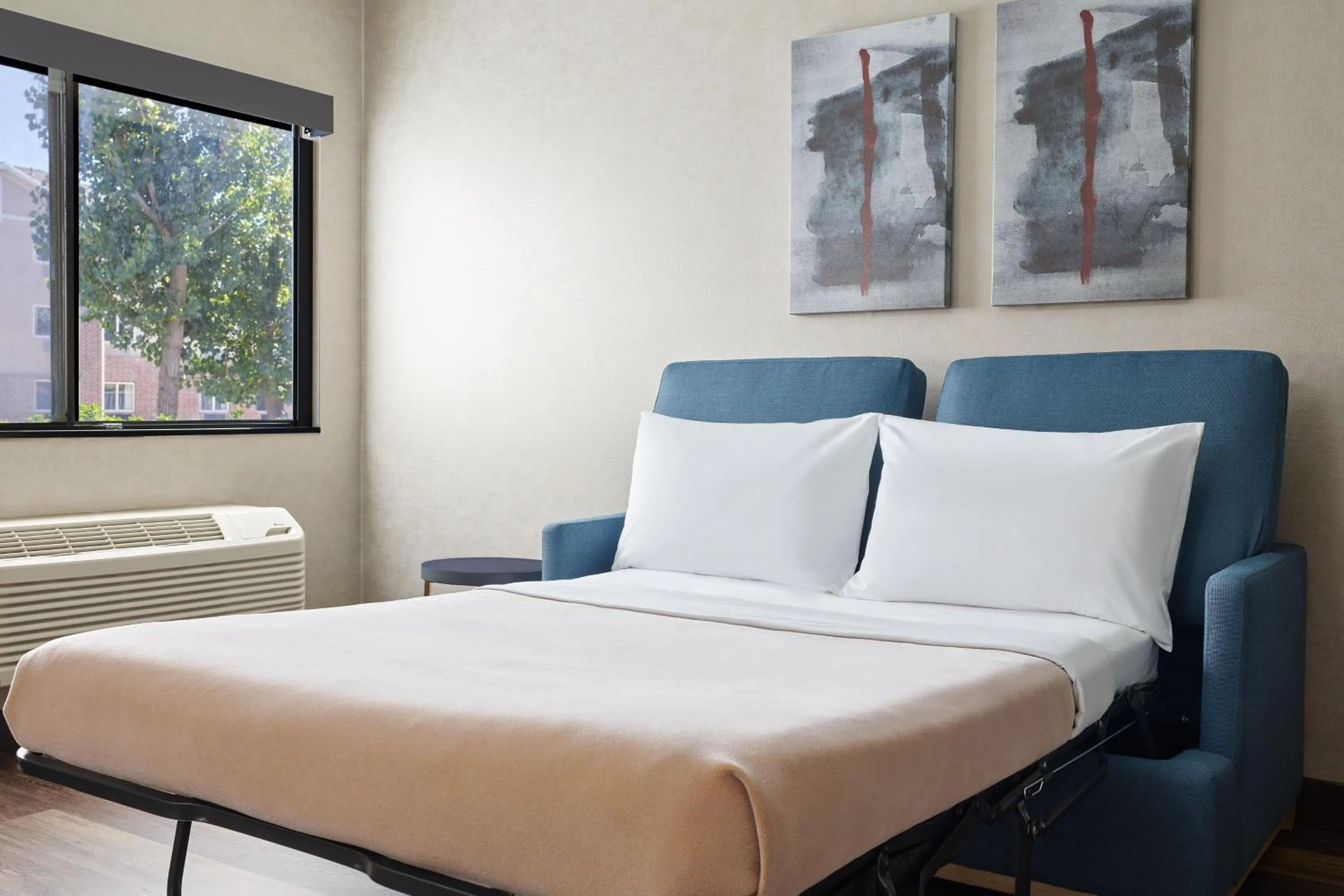 Photo of the whole room, Bed in Four Points by Sheraton Salt Lake City Airport