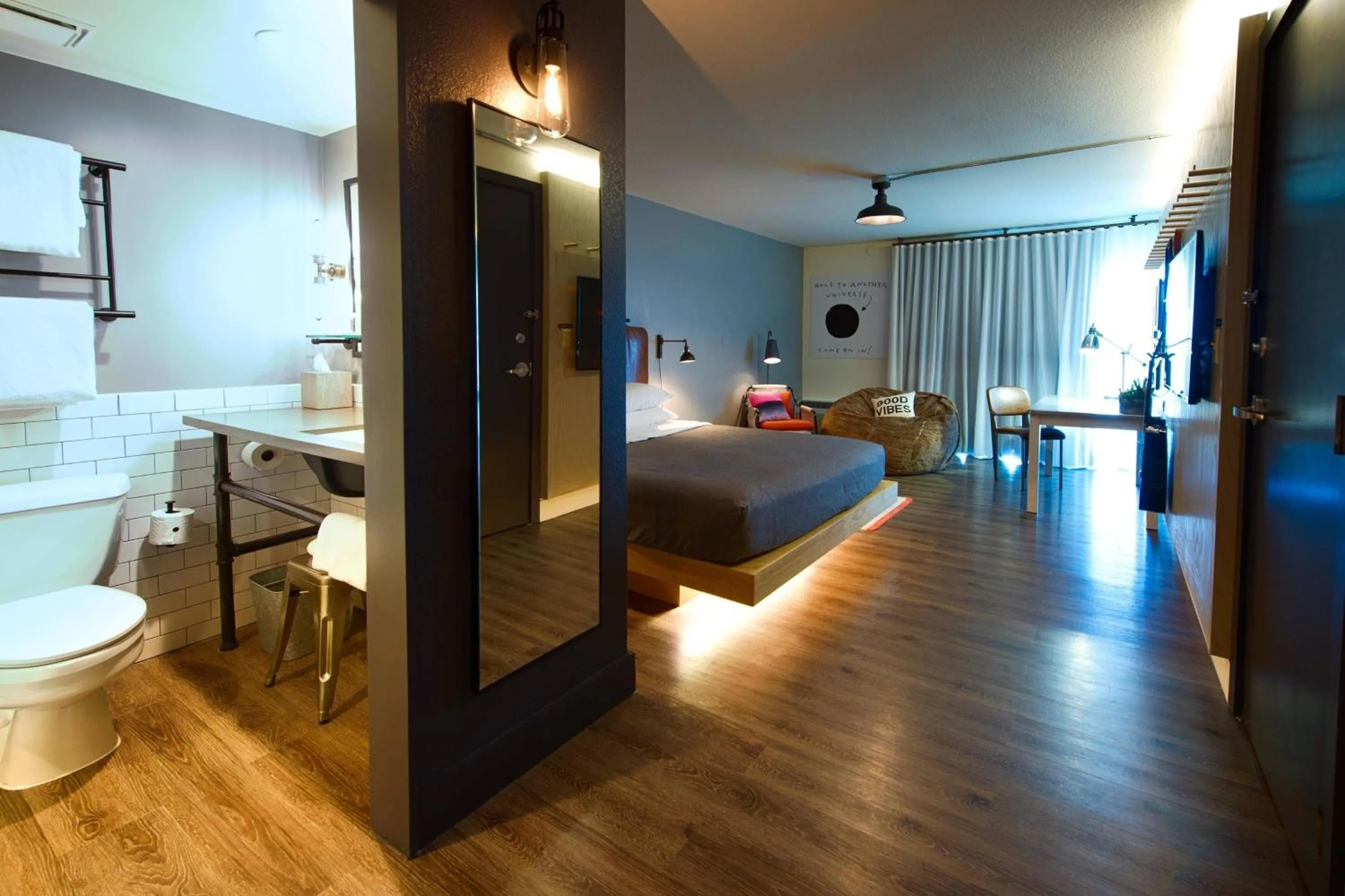 Photo of the whole room, Bed in MOXY Phoenix Tempe/ASU Area