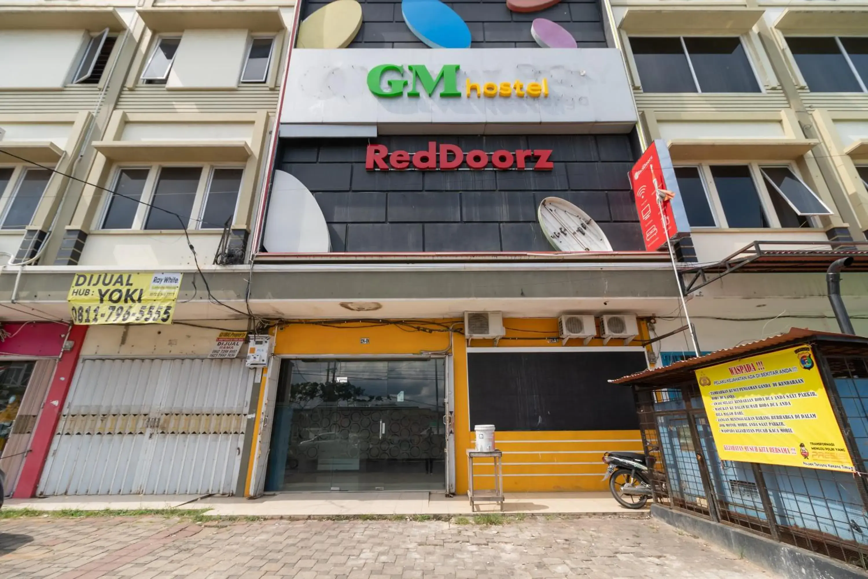 Property building in RedDoorz @ Jalan Gajah Mada Lampung Property building in RedDoorz @ Jalan Gajah Mada Lampung