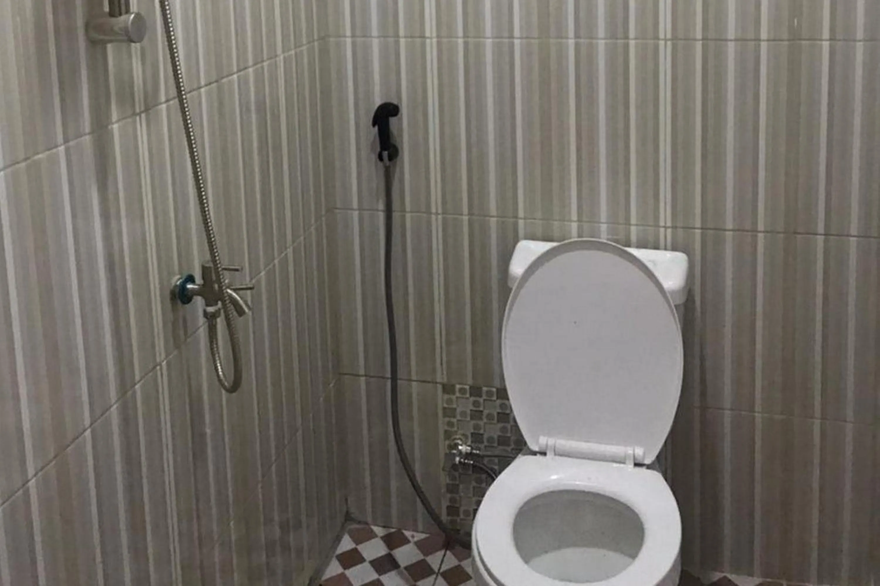 Bathroom in RedDoorz @ Jalan Gajah Mada Lampung