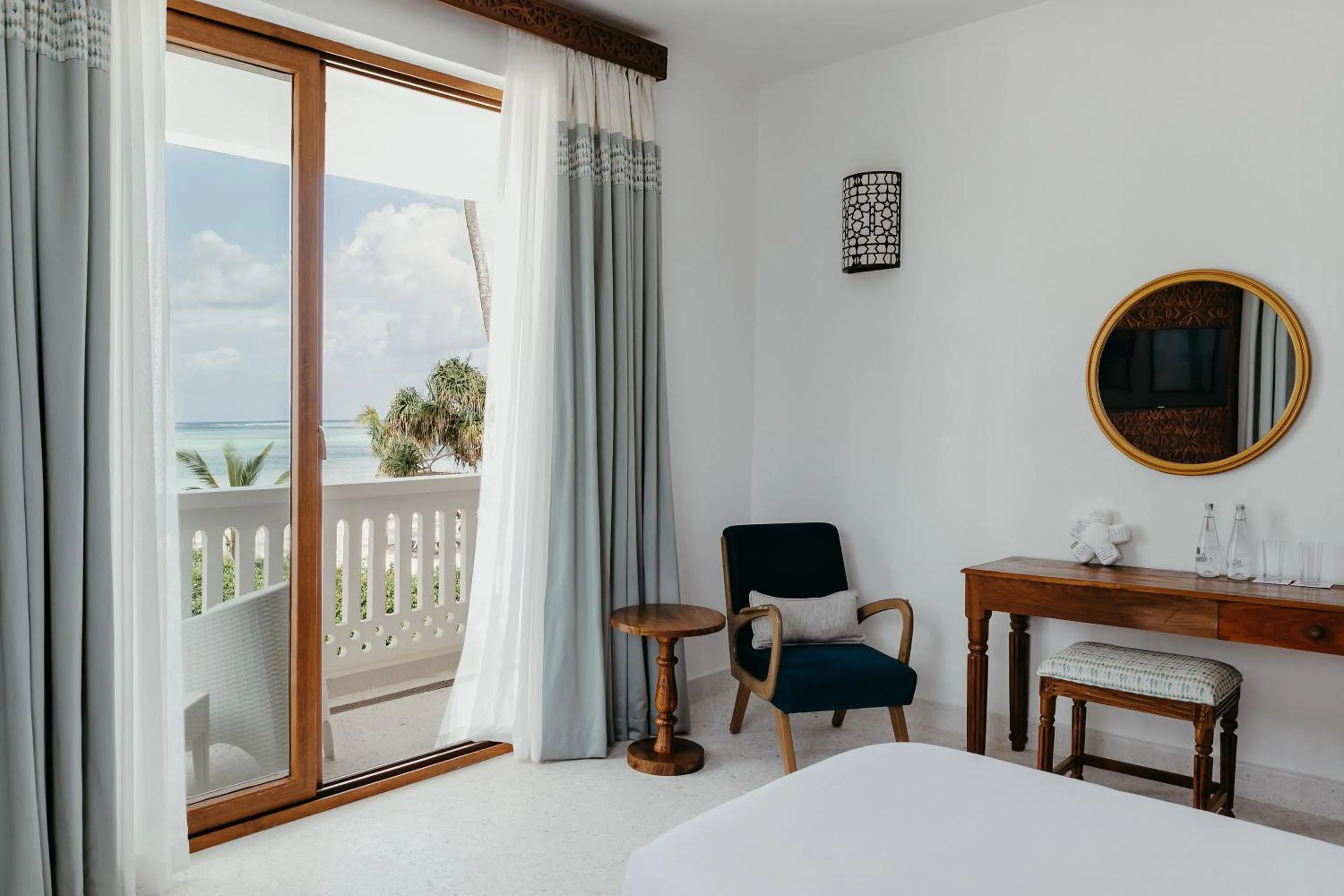 Bathroom, Bed in LUX* Marijani Zanzibar