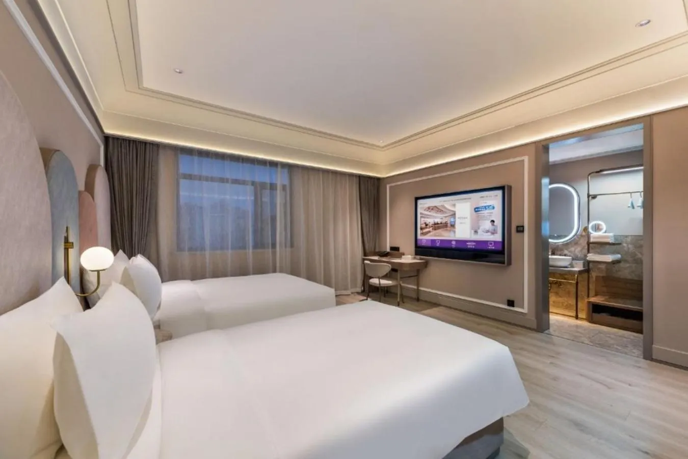 Photo of the whole room, Bed in Mercure Qingdao Downtown