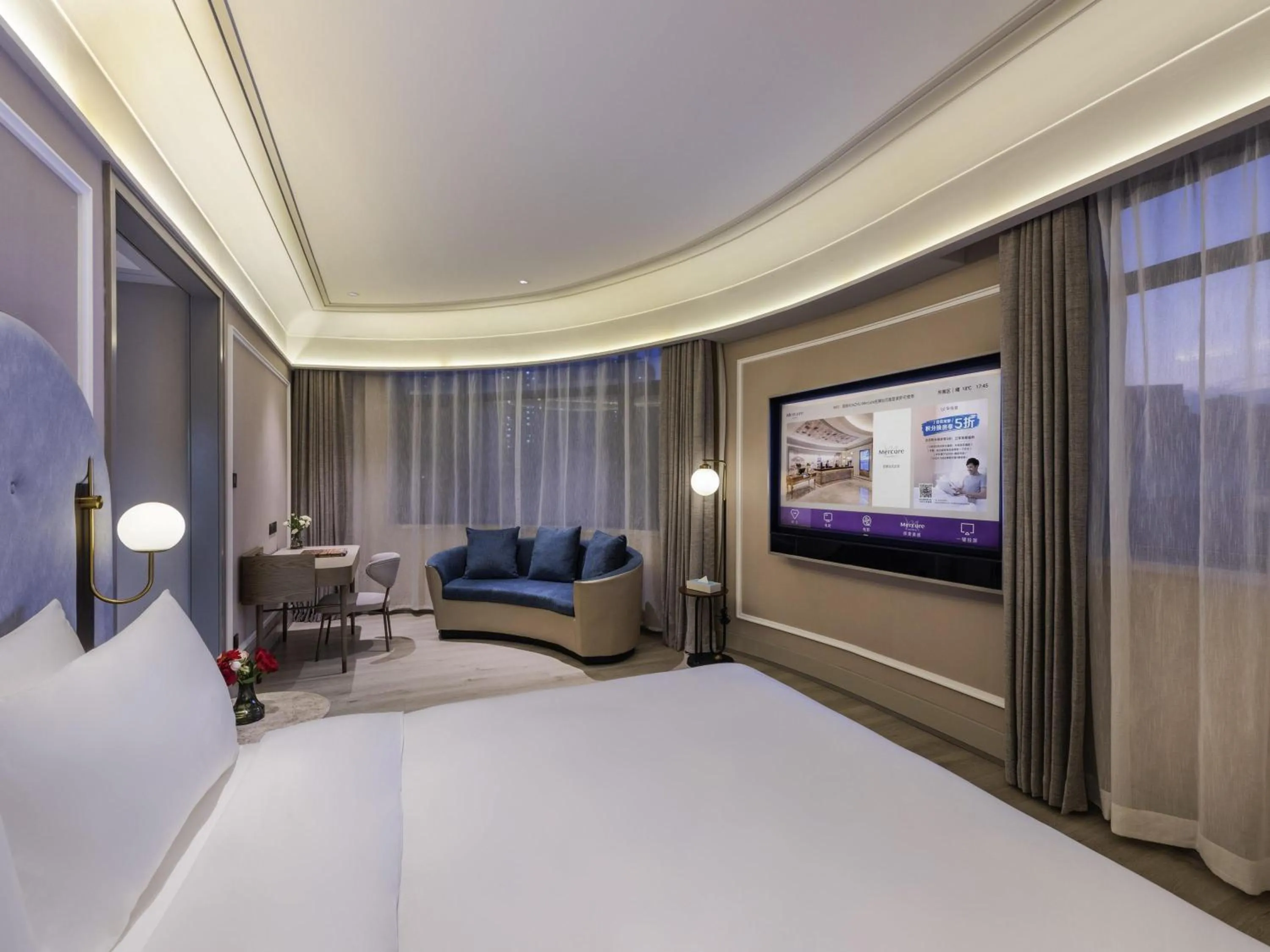 Bedroom, Bed in Mercure Qingdao Downtown