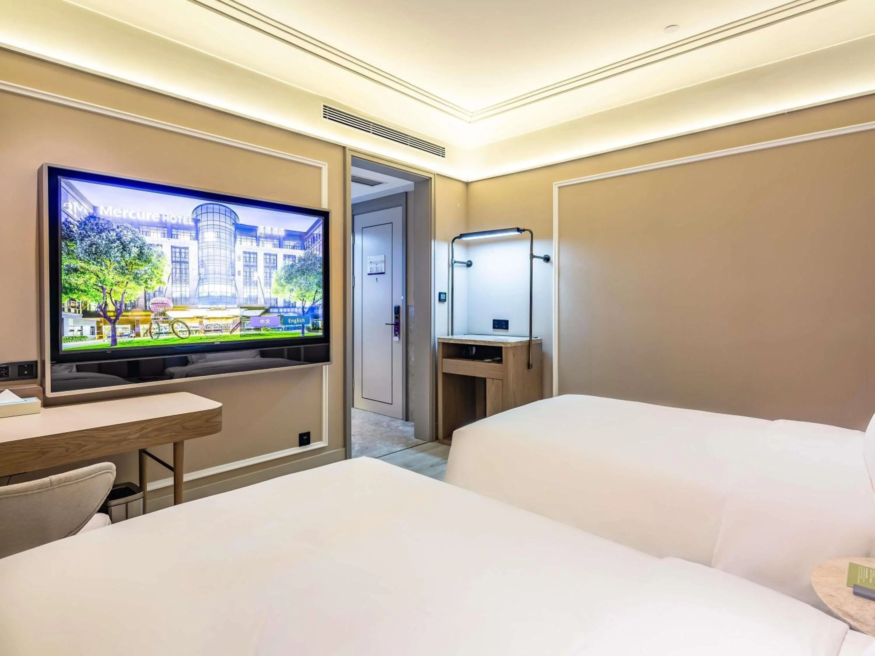 Bedroom, Bed in Mercure Qingdao Downtown