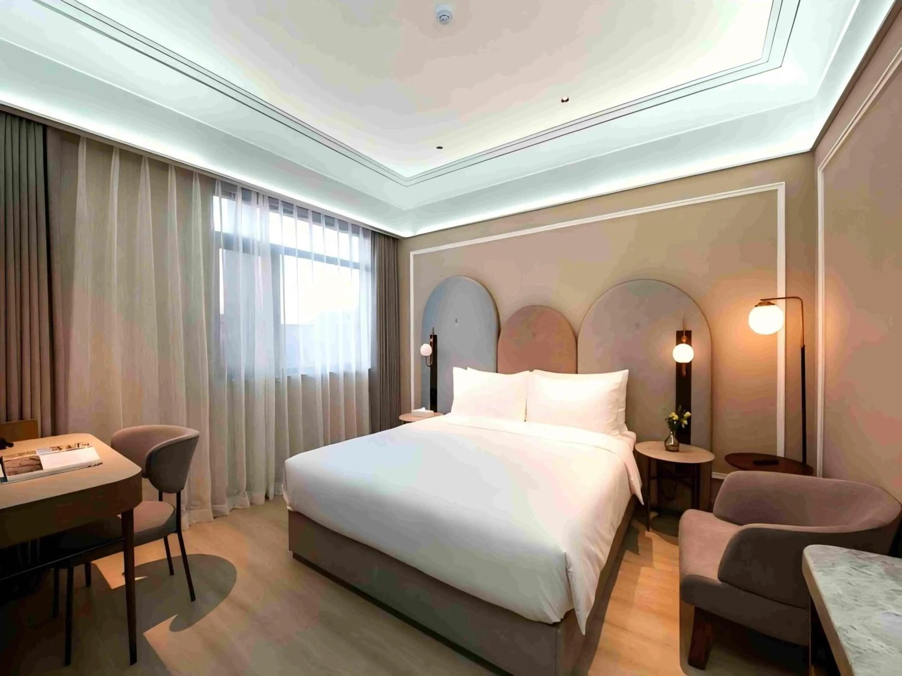 Bedroom, Bed in Mercure Qingdao Downtown