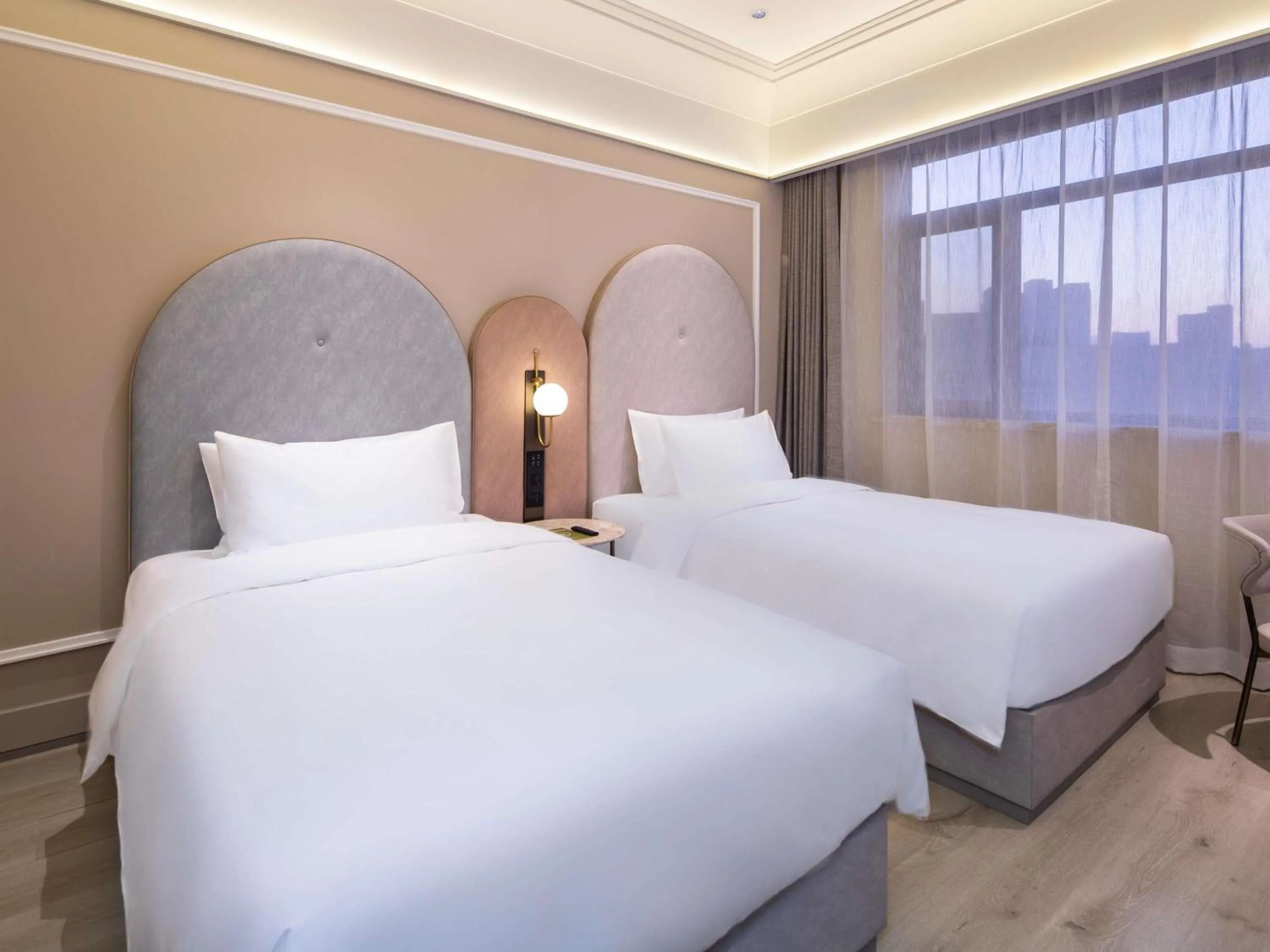 Bedroom, Bed in Mercure Qingdao Downtown