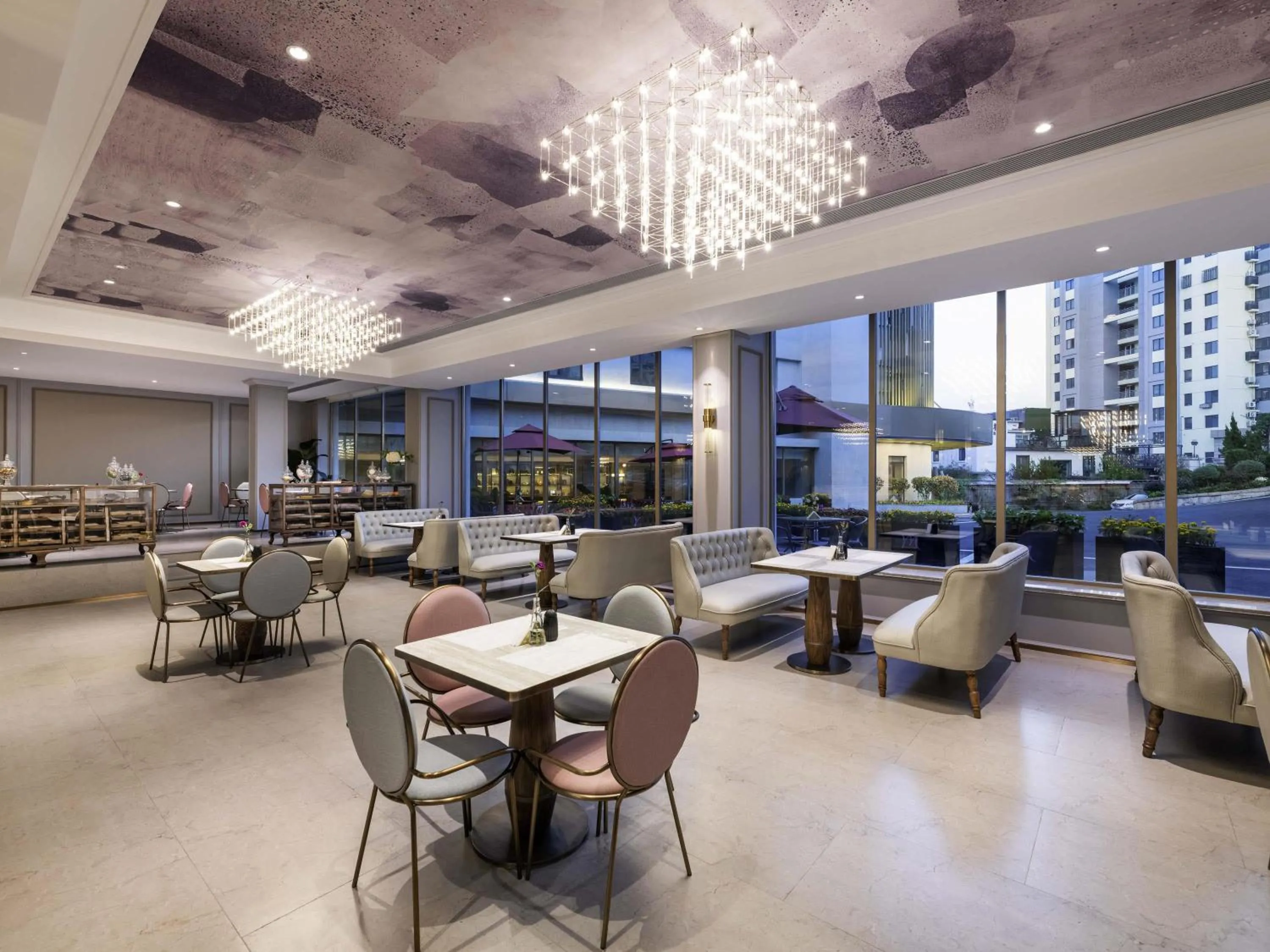 Lounge or bar in Mercure Qingdao Downtown
