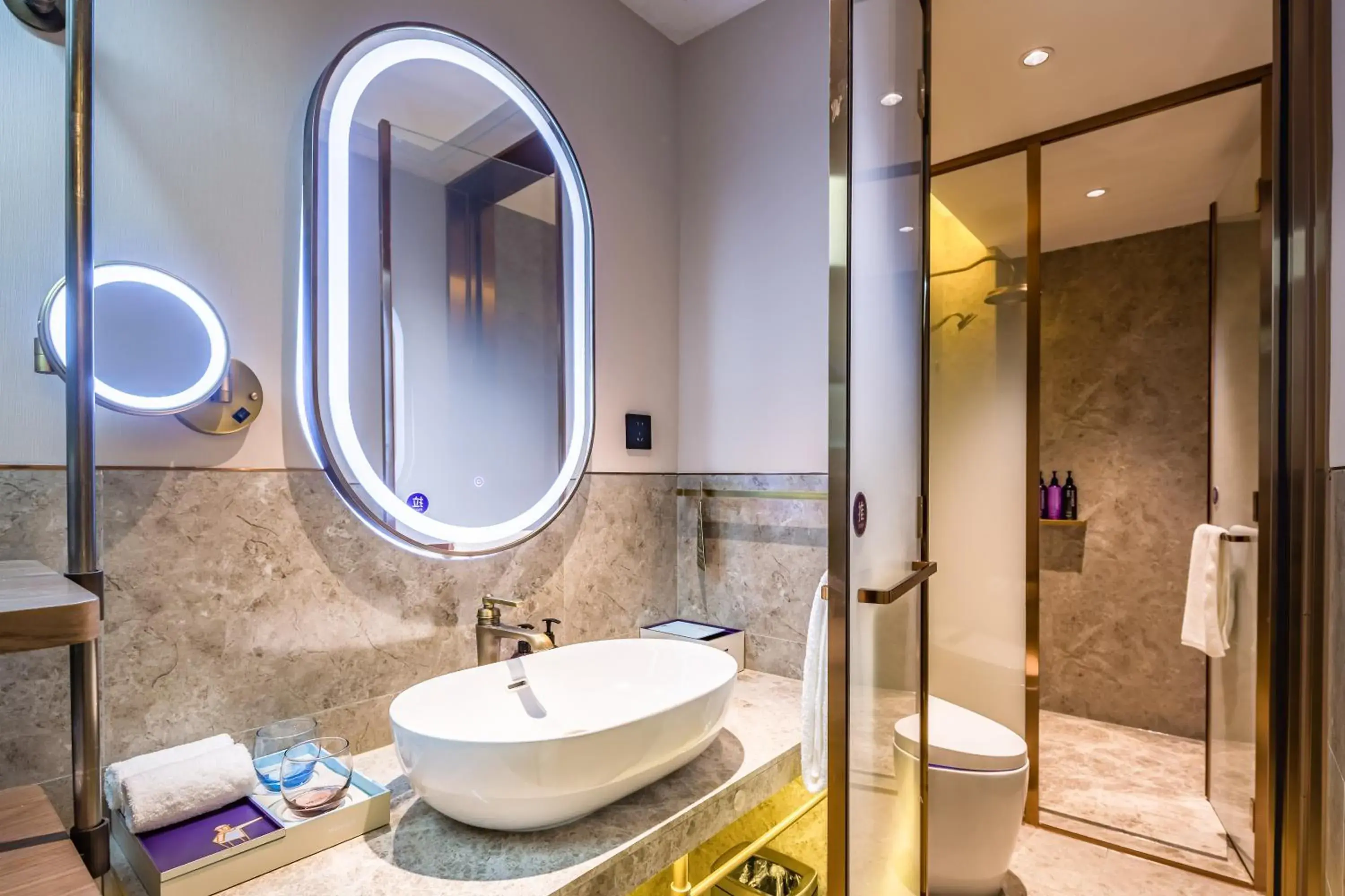 Deluxe King Room in Mercure Qingdao Downtown Deluxe King Room in Mercure Qingdao Downtown