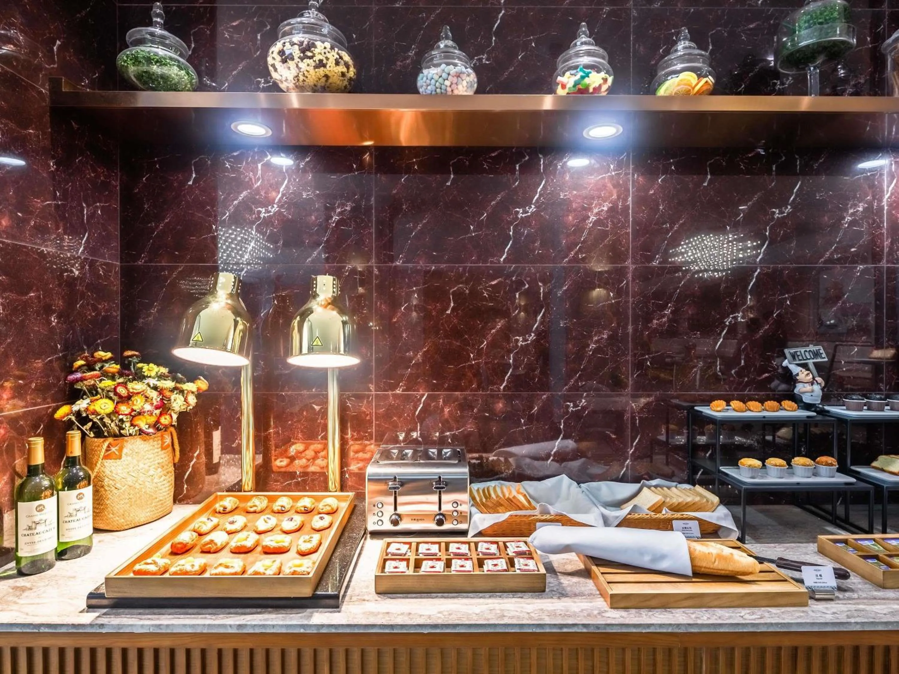 Restaurant/places to eat in Mercure Qingdao Downtown