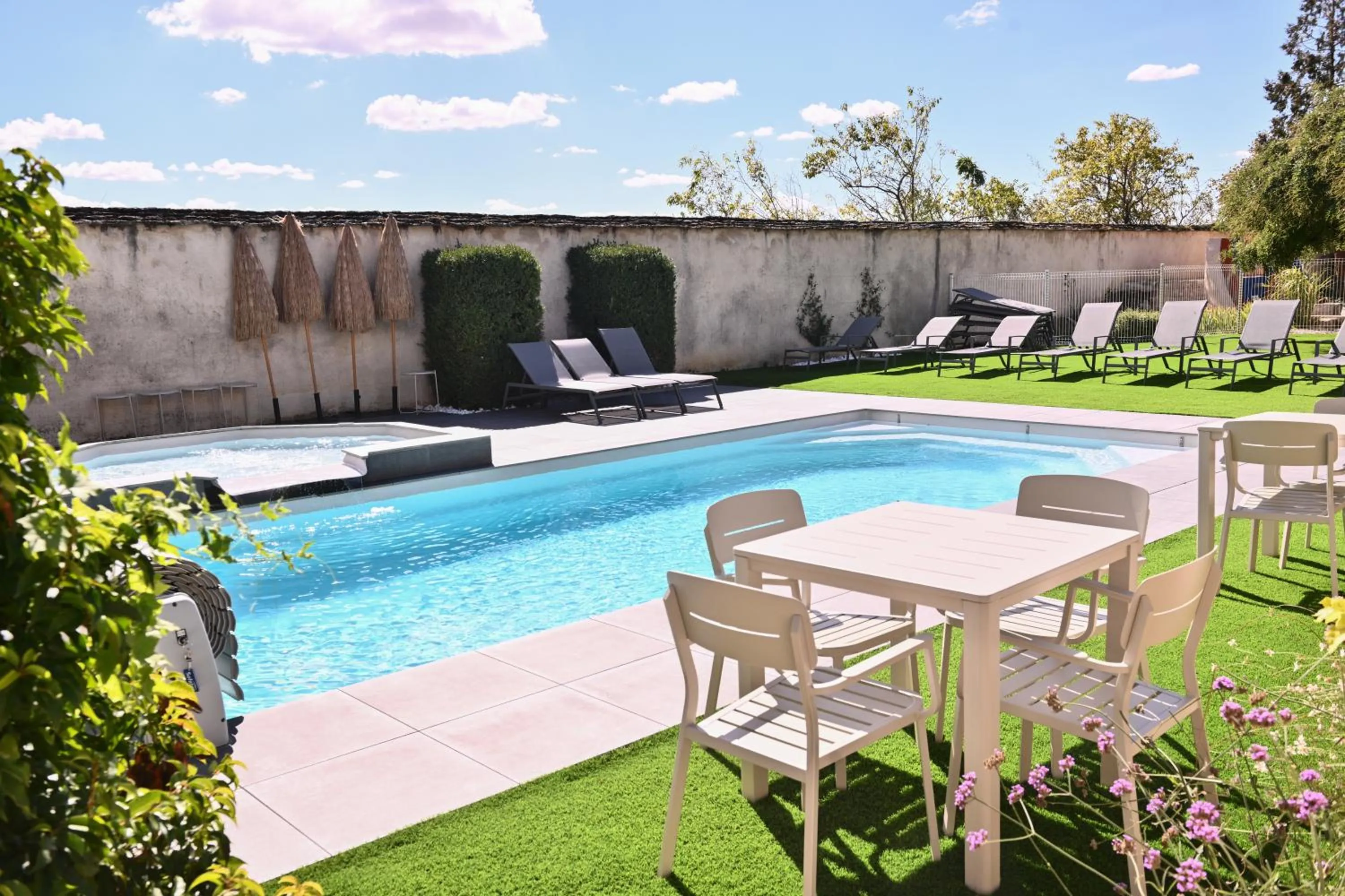 Swimming pool in ibis Styles Dijon Sud Domaine De Beauregard 21600 Longvic