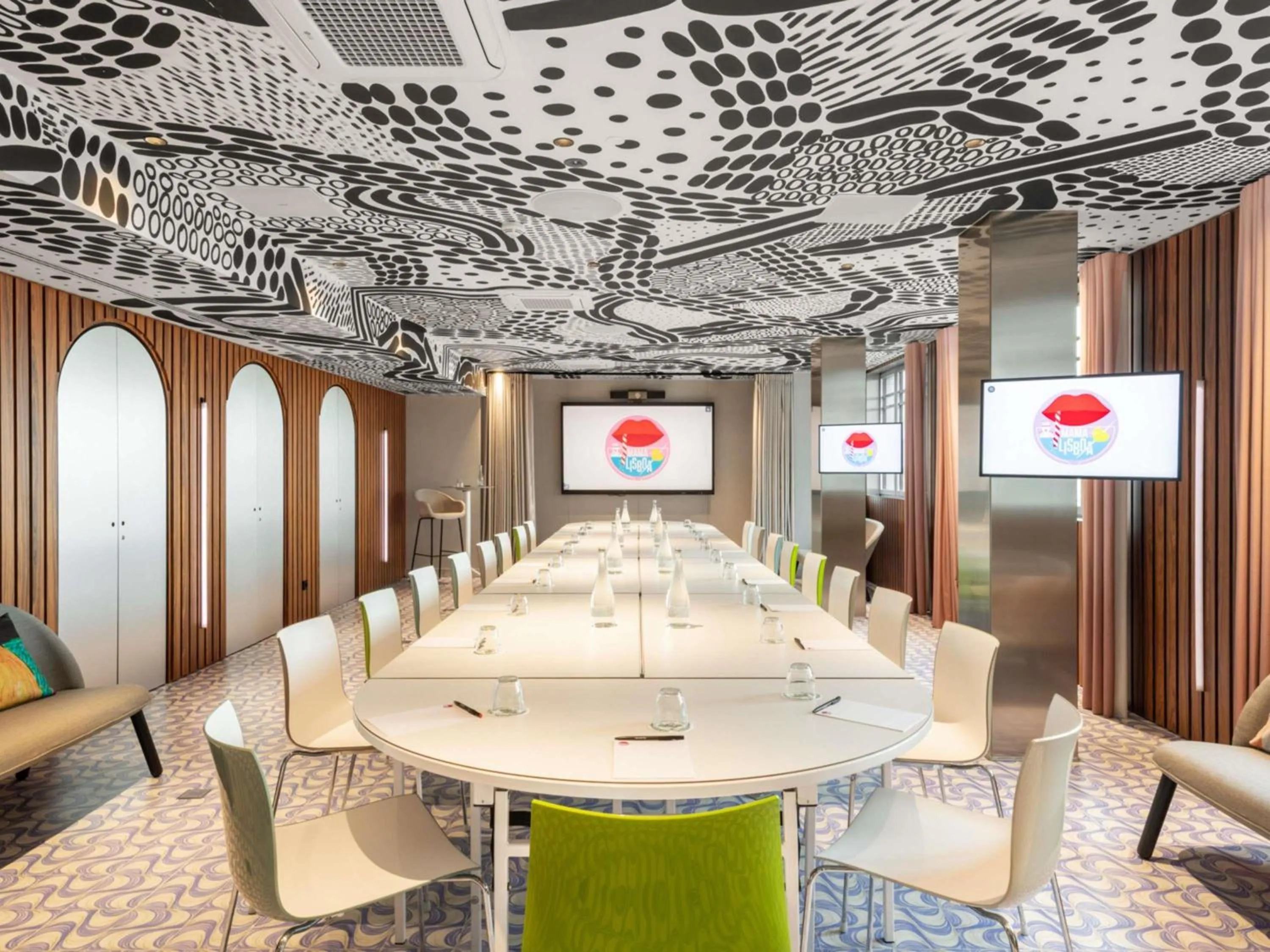 Meeting/conference room in Mama Shelter Lisboa