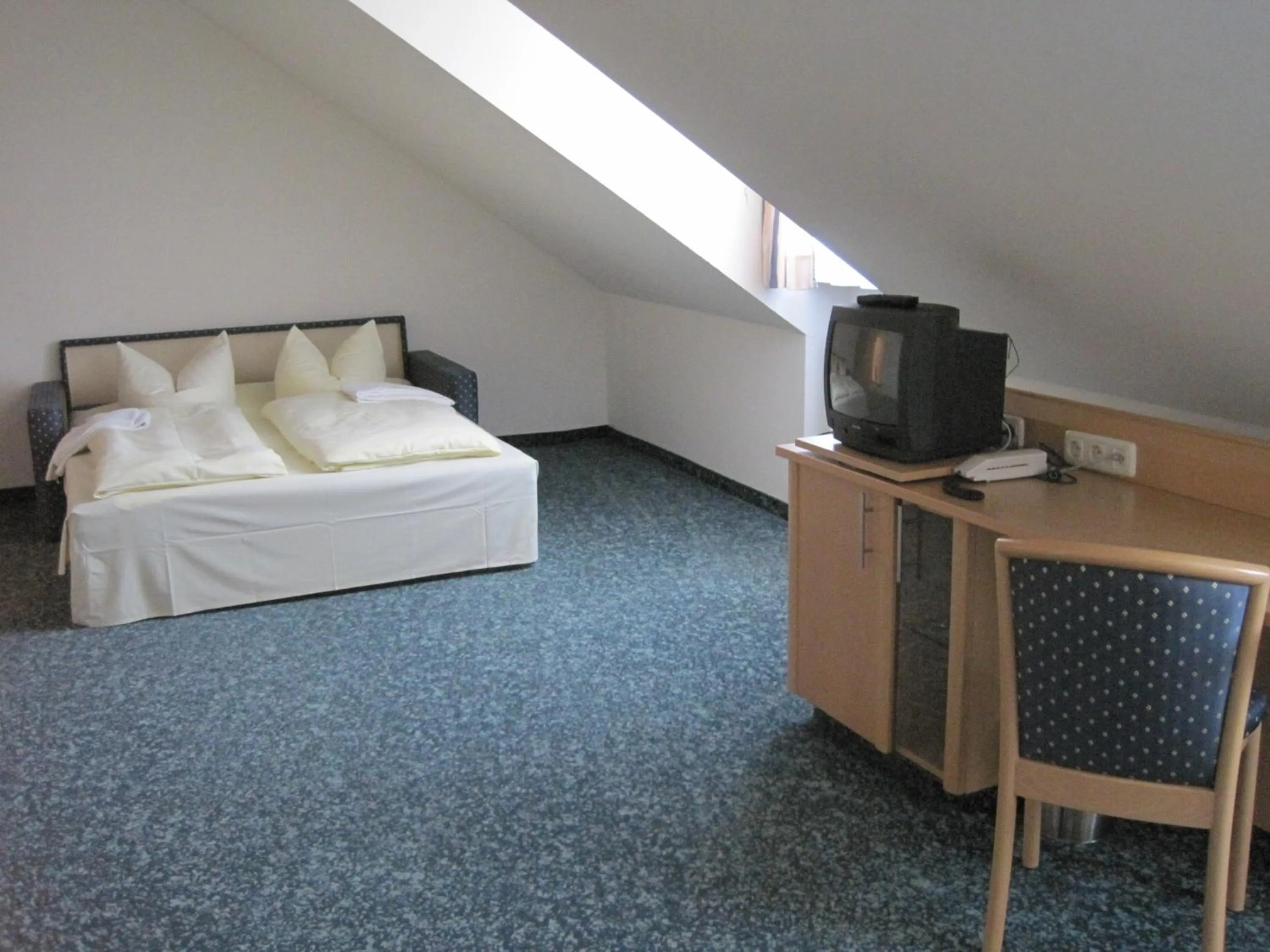 Photo of the whole room, Bed in Hotel Jagermo