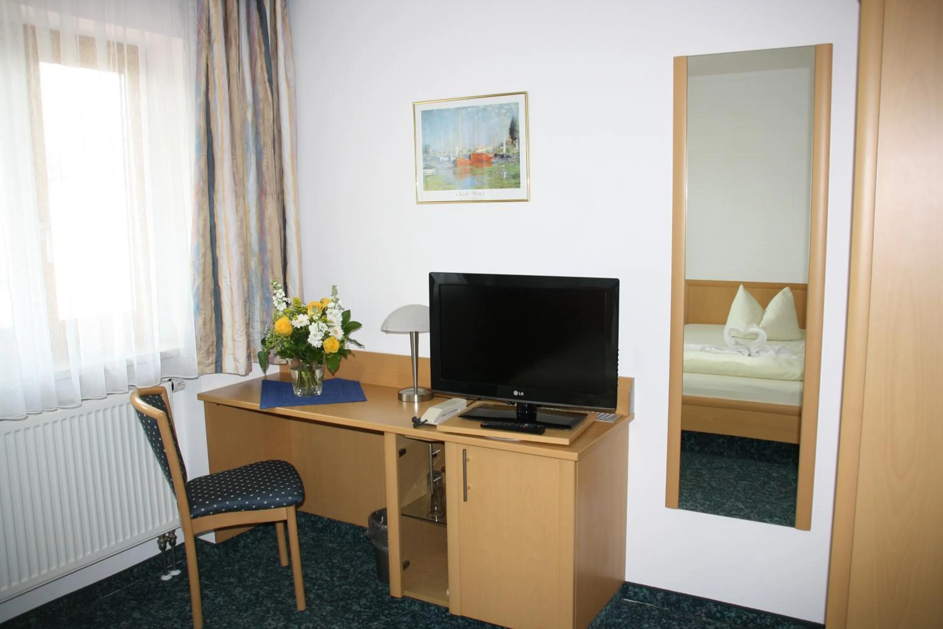 Seating area, Bed in Hotel Jagermo