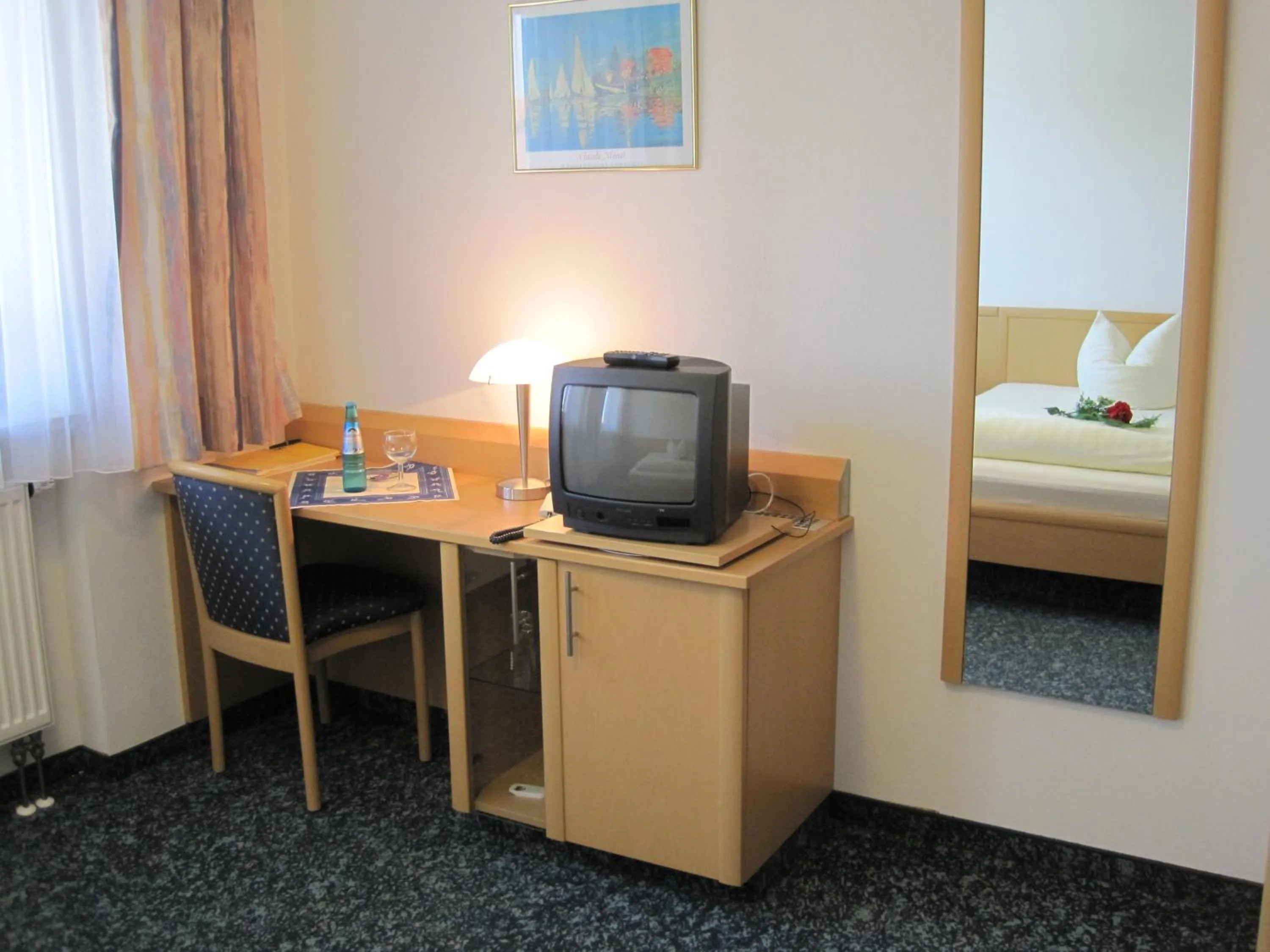 Seating area, Bed in Hotel Jagermo