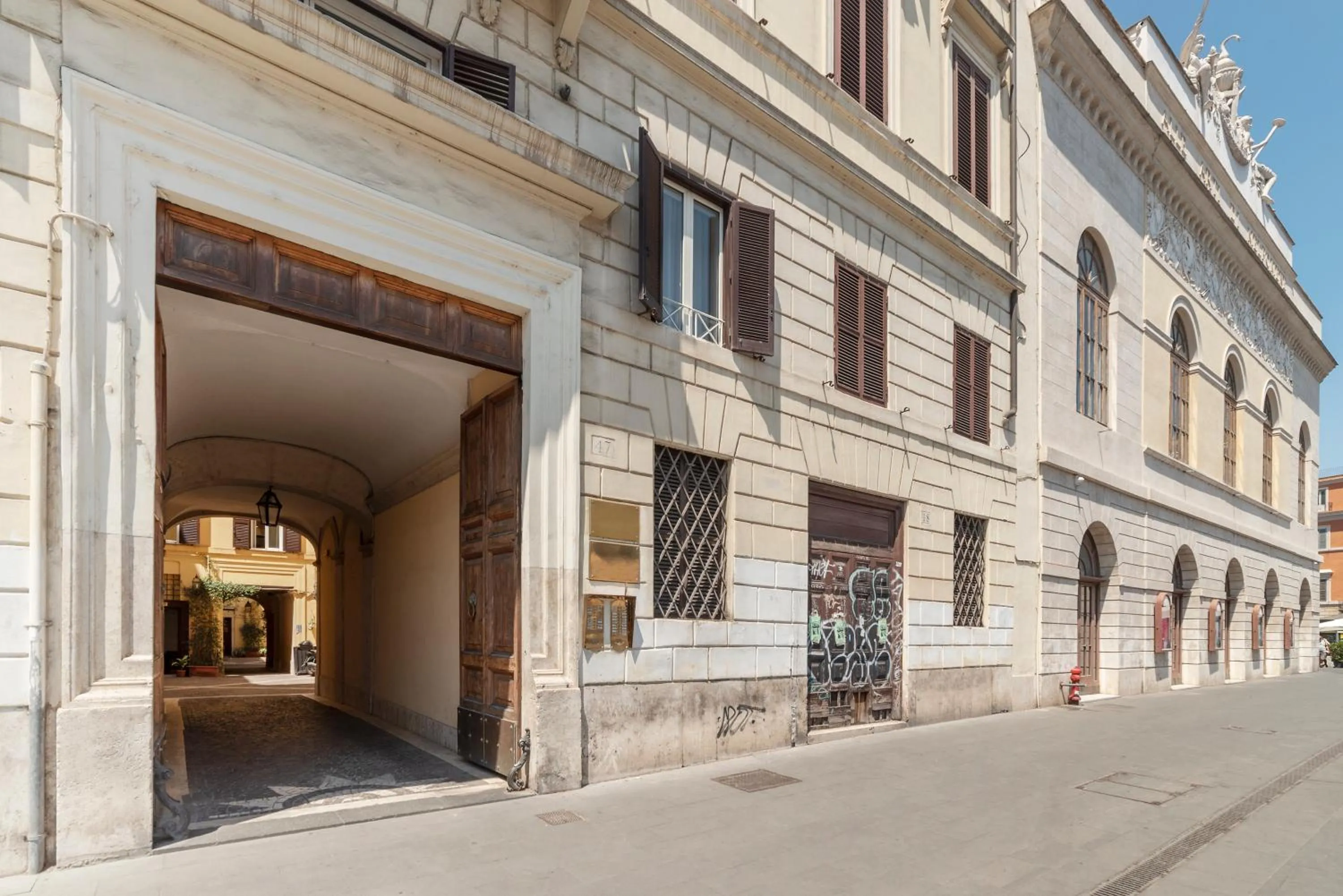 Property building in Largo di Torre Argentina Apartment